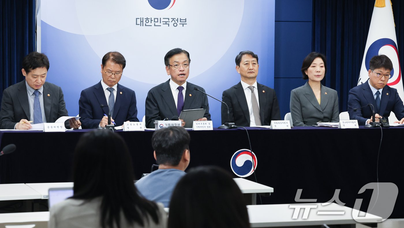 본문 이미지 - 최상목 경제부총리 겸 기획재정부 장관이 3일 서울 종로구 정부서울청사에서 역동경제 로드맵 등 관계부처 합동 브리핑을 하고 있다. 역동경제 로드맵에는 우리나라에 내재된 역동성이 최대한 발현되도록 약 10년에 걸친 장기적 관점에서 제도·정책적 기반을 마련한다는 취지의 대책이 담겼다. 왼쪽부터 김주현 금융위원장, 이정식 고용노동부 장관, 최 부총리, 안덕근 산업통상자원부 장관, 오영주 중소벤처기업부 장관, 진현환 국토교통부 1차관. /뉴스1 ⓒ News1 허경 기자