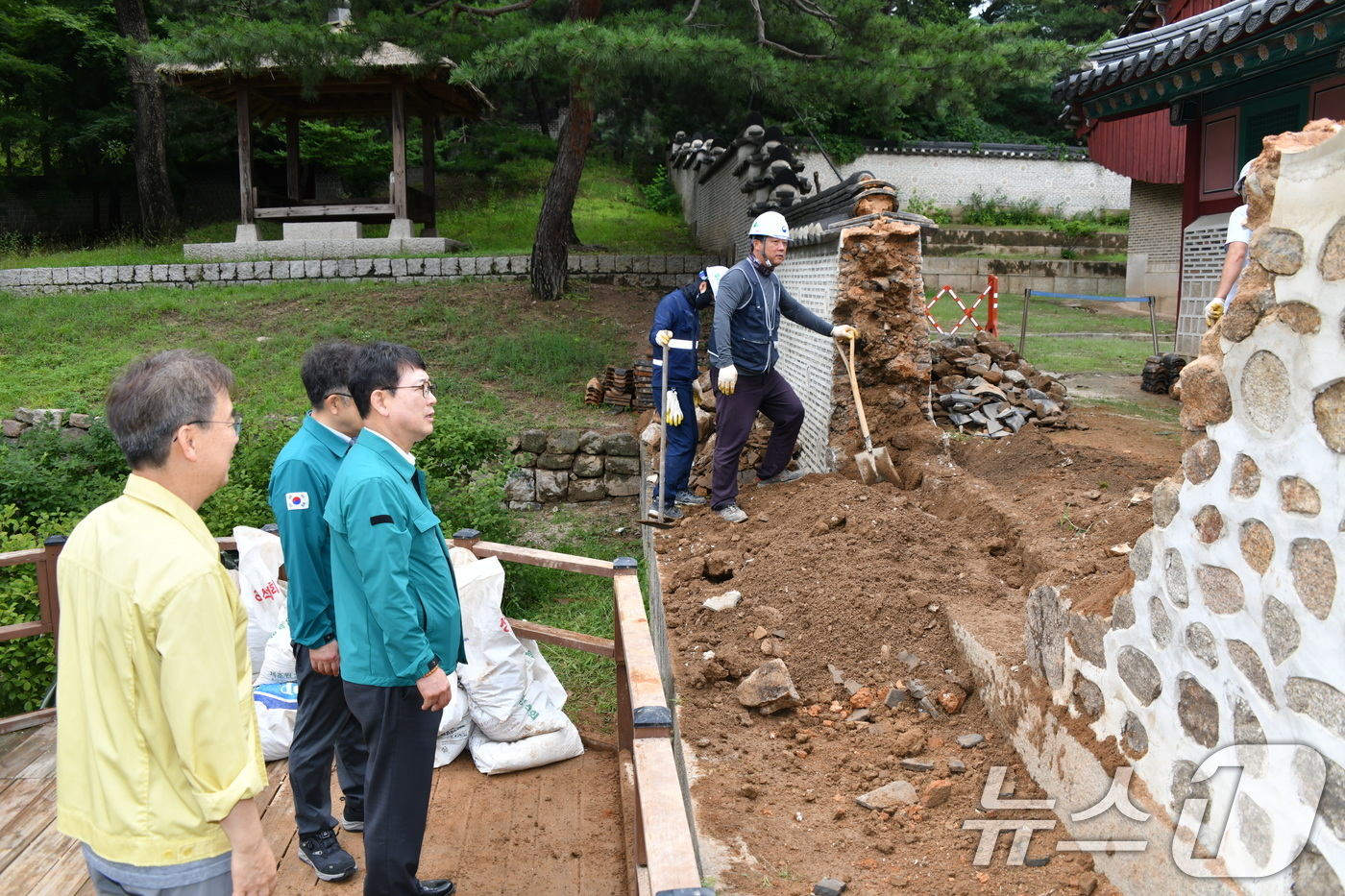 (서울=뉴스1) = 최응천 국가유산청장이 3일 오전 호우로 서쪽 담장이 붕괴된 서울 종로구 소재 사적 ‘육상궁(칠궁)’을 방문, 긴급 보수작업이 진행 중인 현장을 살펴보고 있다. …