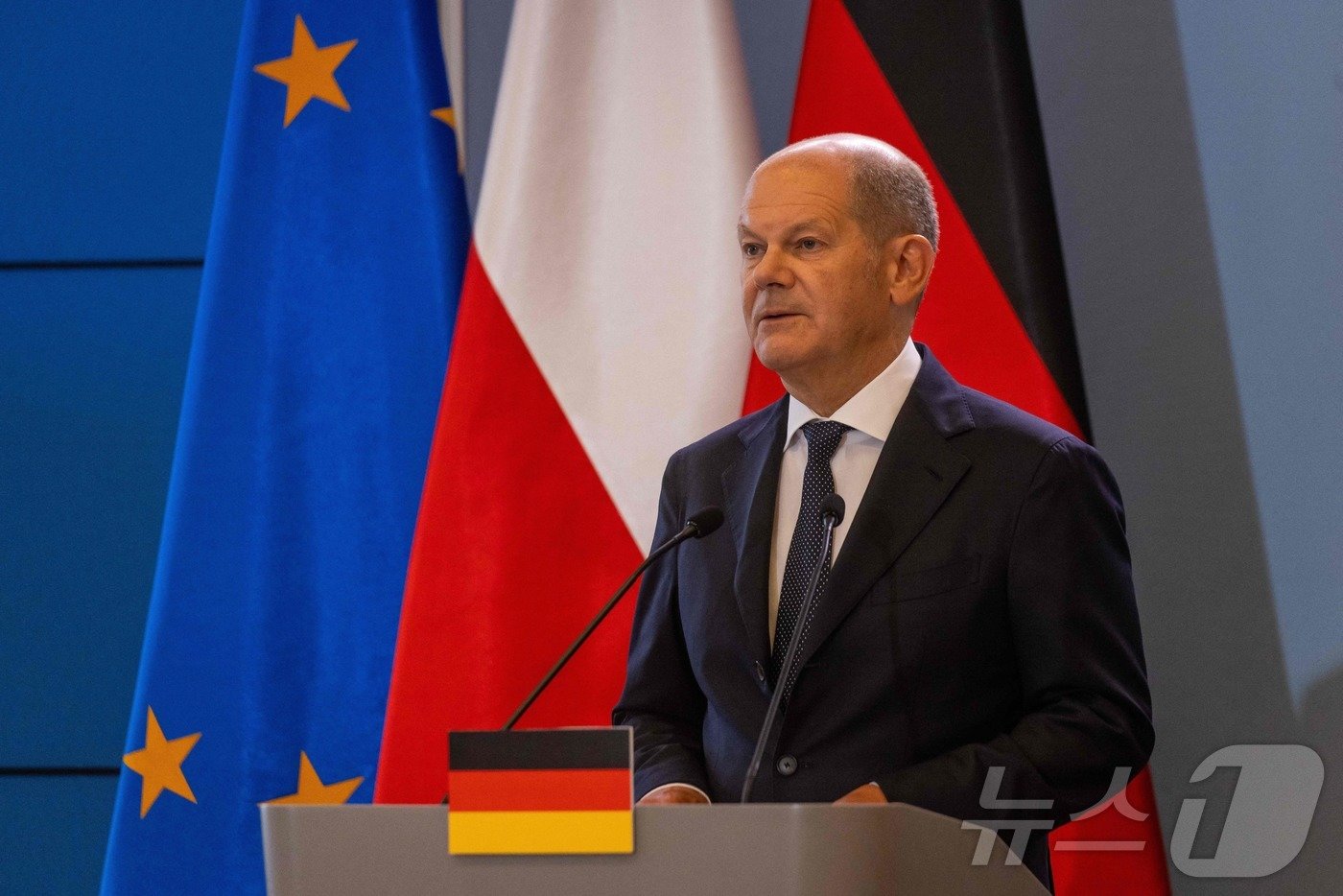 본문 이미지 - 올라프 숄츠 독일 총리가 2일(현지시간) 폴란드 바르샤바에서 도날드 투스크 폴란드 총리와 공동 기자회견을 하며 연설하고 있다. 이날 숄츠 총리는 "폴란드 나치 피해 생존자를 돕겠다＂라고 밝혔다. 투스크 총리는 ＂독일은 유럽의 안보를 지키는 리더가 될 것＂이라고 말하며 두 나라의 결속을 다지는 분위기를 조성했다. 2024.07.02/ ⓒ AFP=뉴스1 ⓒ News1 조유리 기자