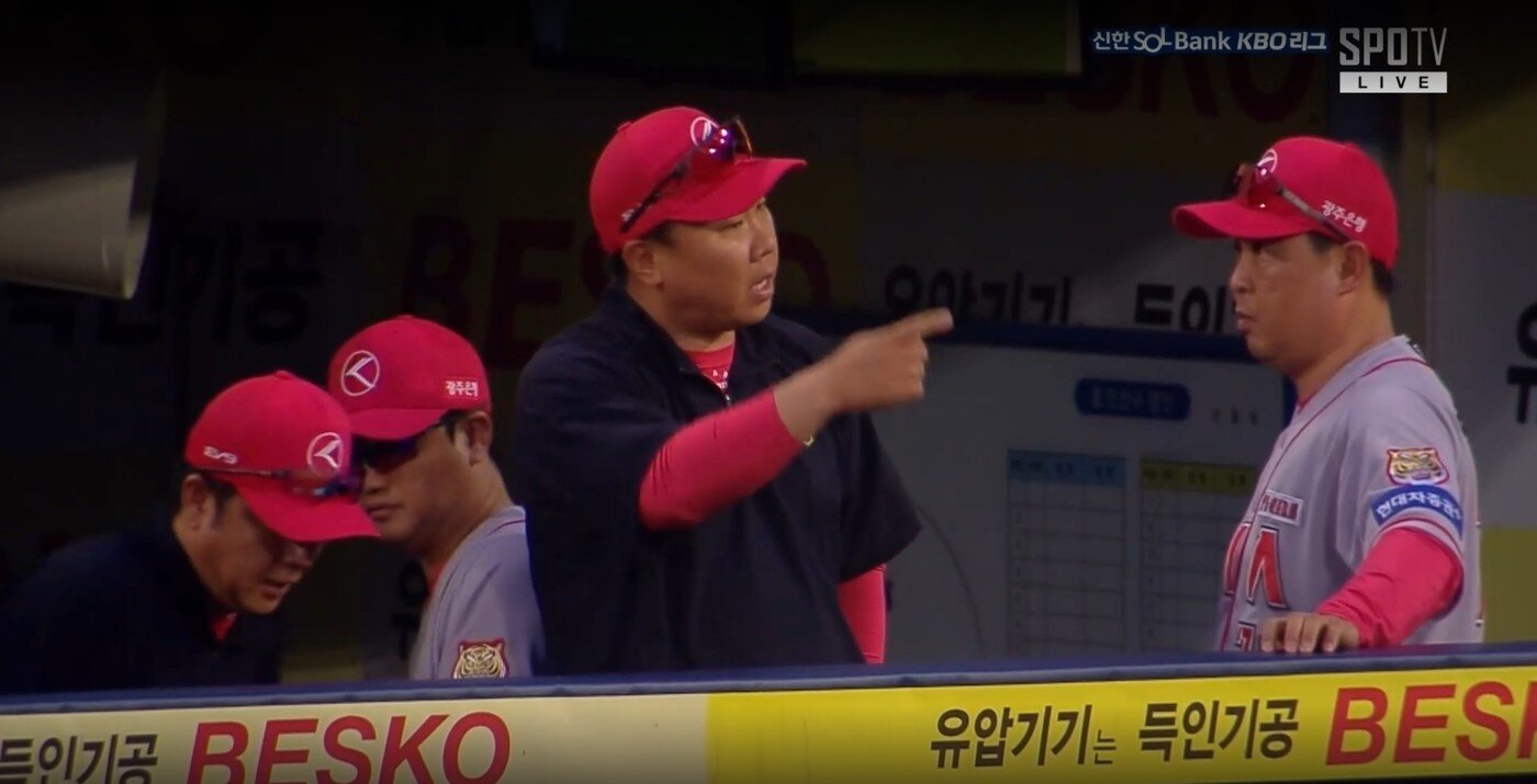 본문 이미지 - 이범호 KIA 타이거즈 감독이 2일 삼성 라이온즈전에서 김도영의 본헤드 플레이에 대해 박기남 수비코치(오른쪽)를 질책하는 모습. (티빙 캡처)