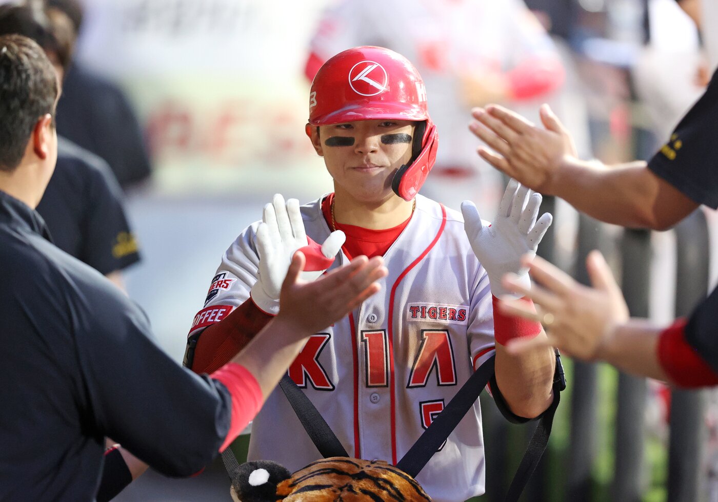 본문 이미지 - KIA 김도영이 2일 삼성 라이온즈전에서 4회초 솔로홈런을 친 뒤 더그아웃으로 들어와 동료들의 축하를 받고 있다. 홈런을 쳤지만 표정은 밝지 않다. (KIA 제공)