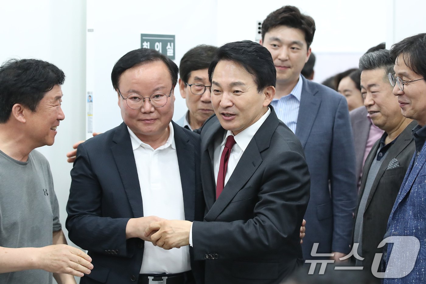 본문 이미지 - 원희룡 국민의힘 당대표 후보가 3일 오후 대구 동구 신암동 최은석 의원 사무실에 마련된 동구군위군갑 당원협의회를 찾아 먼저 도착해 기다리고 있던 김재원 최고위원 후보와 인사 나누고 있다. 2024.7.3/뉴스1 ⓒ News1 공정식 기자