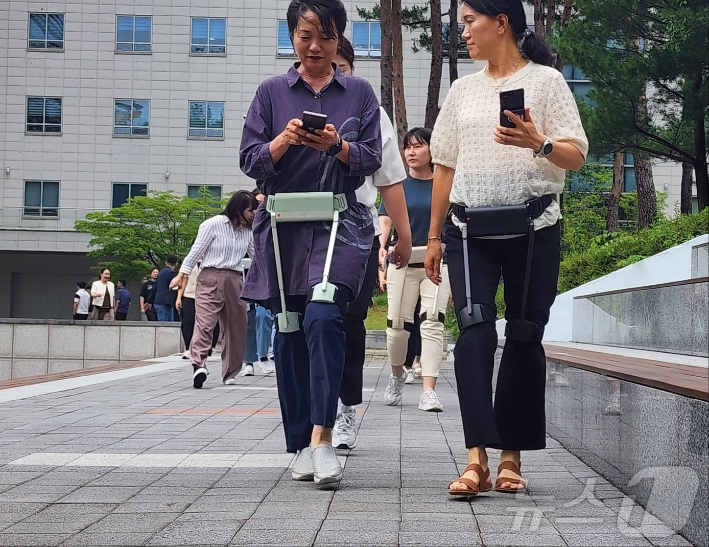 본문 이미지 - 시니어 운동 지원 관계자들이 지난 2일 천안시청에서 열린 보행보조 로봇 체험행사에서 위로보틱스가 개발한 '윔'을 착용한 채 산책하고 있다. 2024.7.2. /뉴스1ⓒNews1 이시우 기자