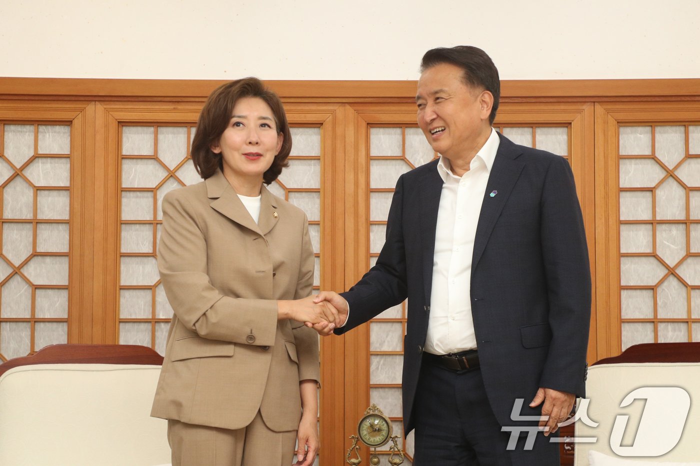 본문 이미지 - 국민의힘 당대표 주자인 나경원 의원이 3일 충북도청에서 김영환 지사와 인사하고 있다. 2024.7.3/뉴스1 ⓒ News1 김용빈 기자