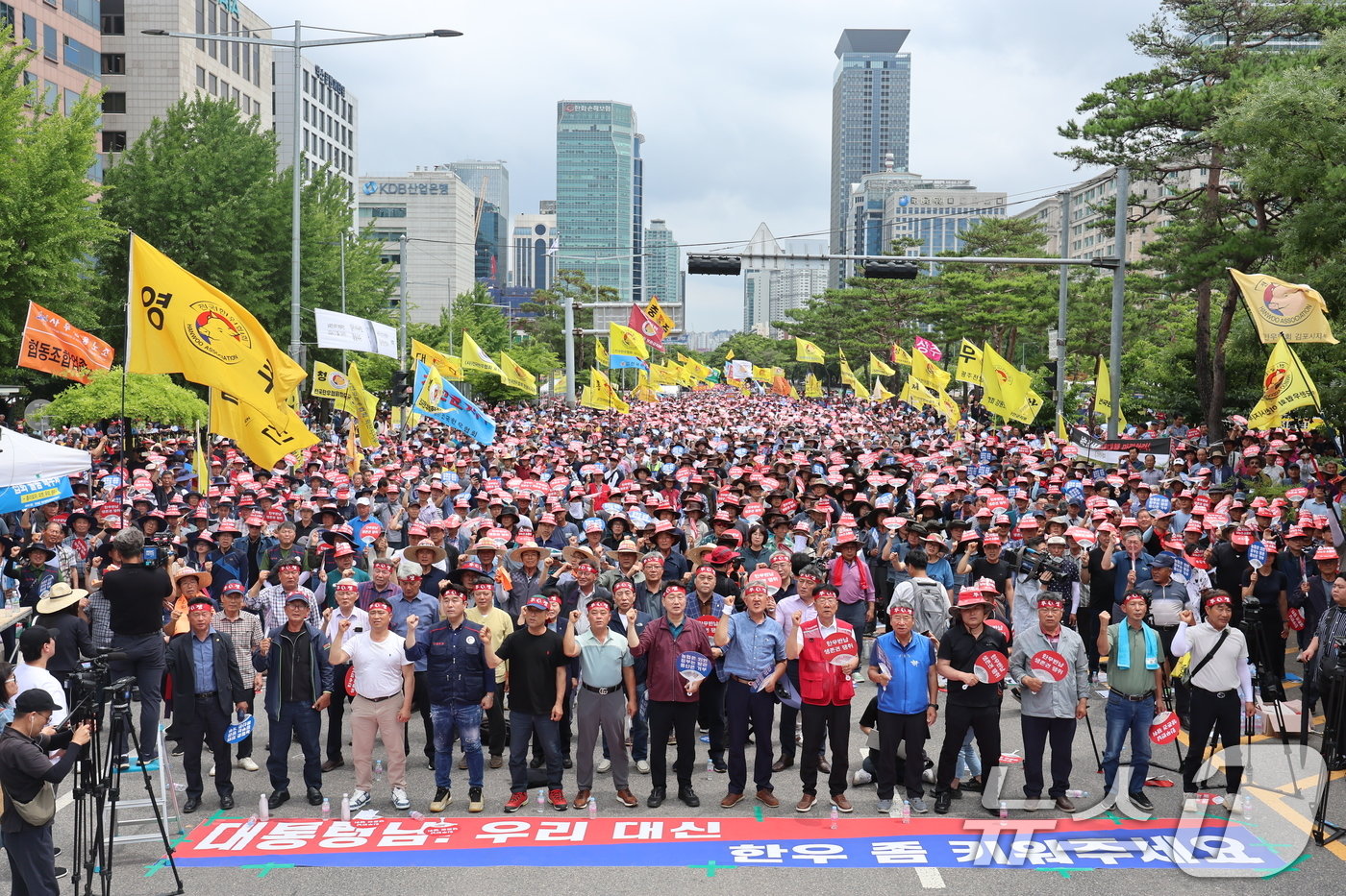 전국한우협회 회원들이 3일 서울 영등포구 국회 앞 의사당대로에서 열린 한우산업 안정화 촉구 집회에서 구호를 외치고 있다. 2024.7.3/뉴스1 ⓒ News1 김도우 기자