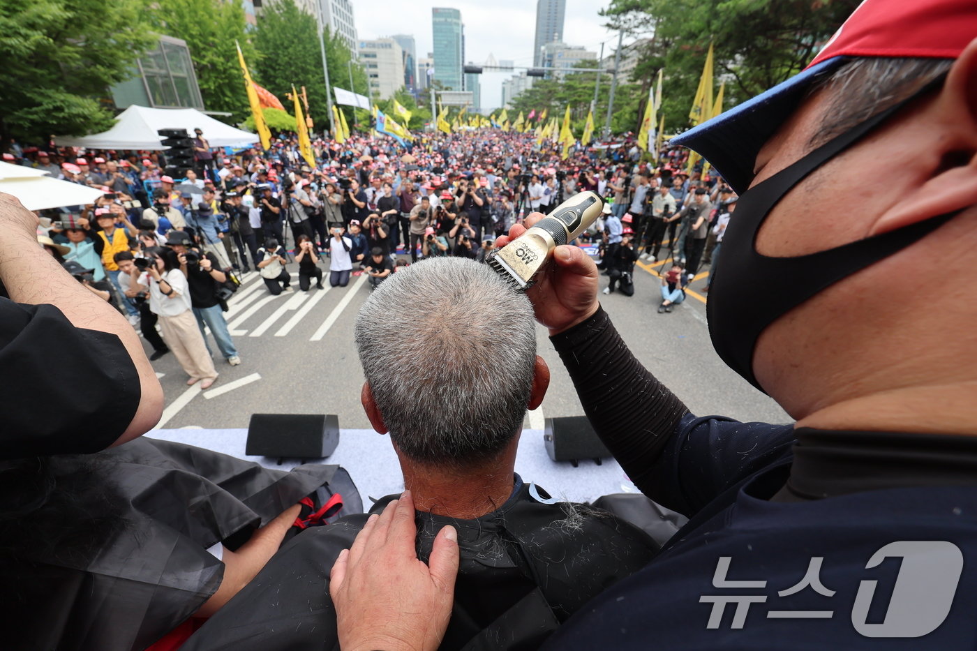 전국한우협회 회원들이 3일 서울 영등포구 국회 앞 의사당대로에서 열린 한우산업 안정화 촉구 집회에서 삭발을 하고 있다. 2024.7.3/뉴스1 ⓒ News1 김도우 기자