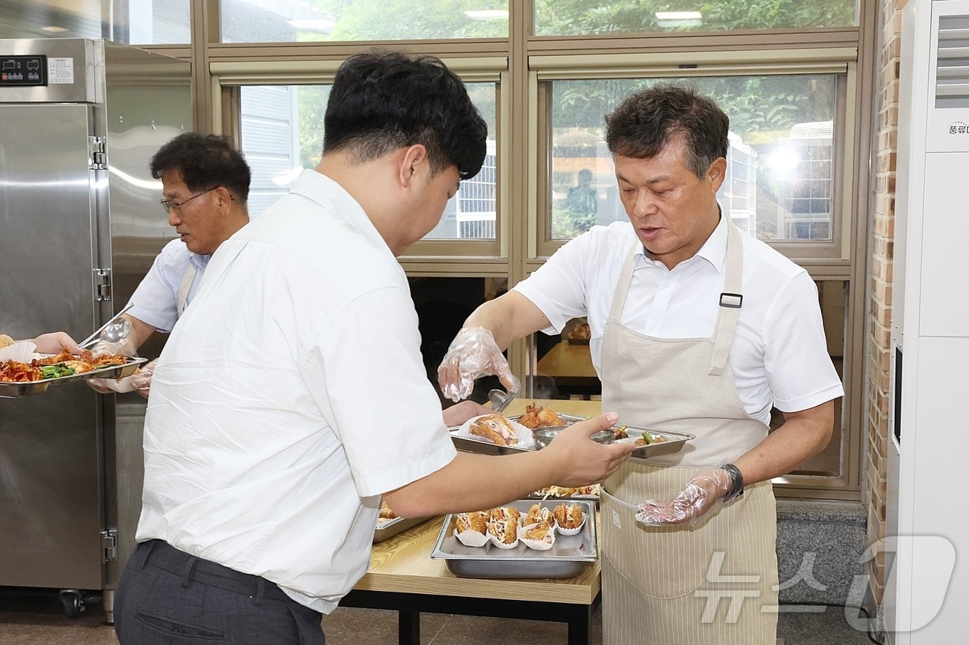 이학수 정읍시장이 민선8기 2주년 기념 소통의 날 행사를 마치고 구내식당에서 직원들에게 배식봉사를 하고 있다.&#40;정읍시 제공&#41;2024.7.3/뉴스1  