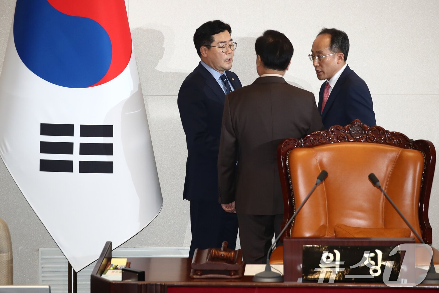 본문 이미지 - 우원식 국회의장과 추경호 국민의힘 원내대표, 박찬대 더불어민주당 당대표 직무대행 겸 원내대표가 3일 오후 서울 여의도 국회에서 열린 제415회 국회&#40;임시회&#41; 제5차 본회의 경제분야 대정부질문에서 논의하고 있다. 2024.7.3/뉴스1 ⓒ News1 이광호 기자