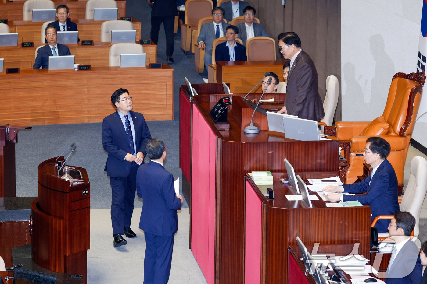 추경호 국민의힘 원내대표가 3일 오후 서울 여의도 국회에서 열린 제415회 국회&#40;임시회&#41; 5차 본회의에서 박찬대 더불어민주당 대표 직무대행 겸 원내대표 의사진행 발언이 끝난 뒤 사과를 요구하며 우원식 의장과 대화하고 있다. 2024.7.3/뉴스1 ⓒ News1 안은나 기자