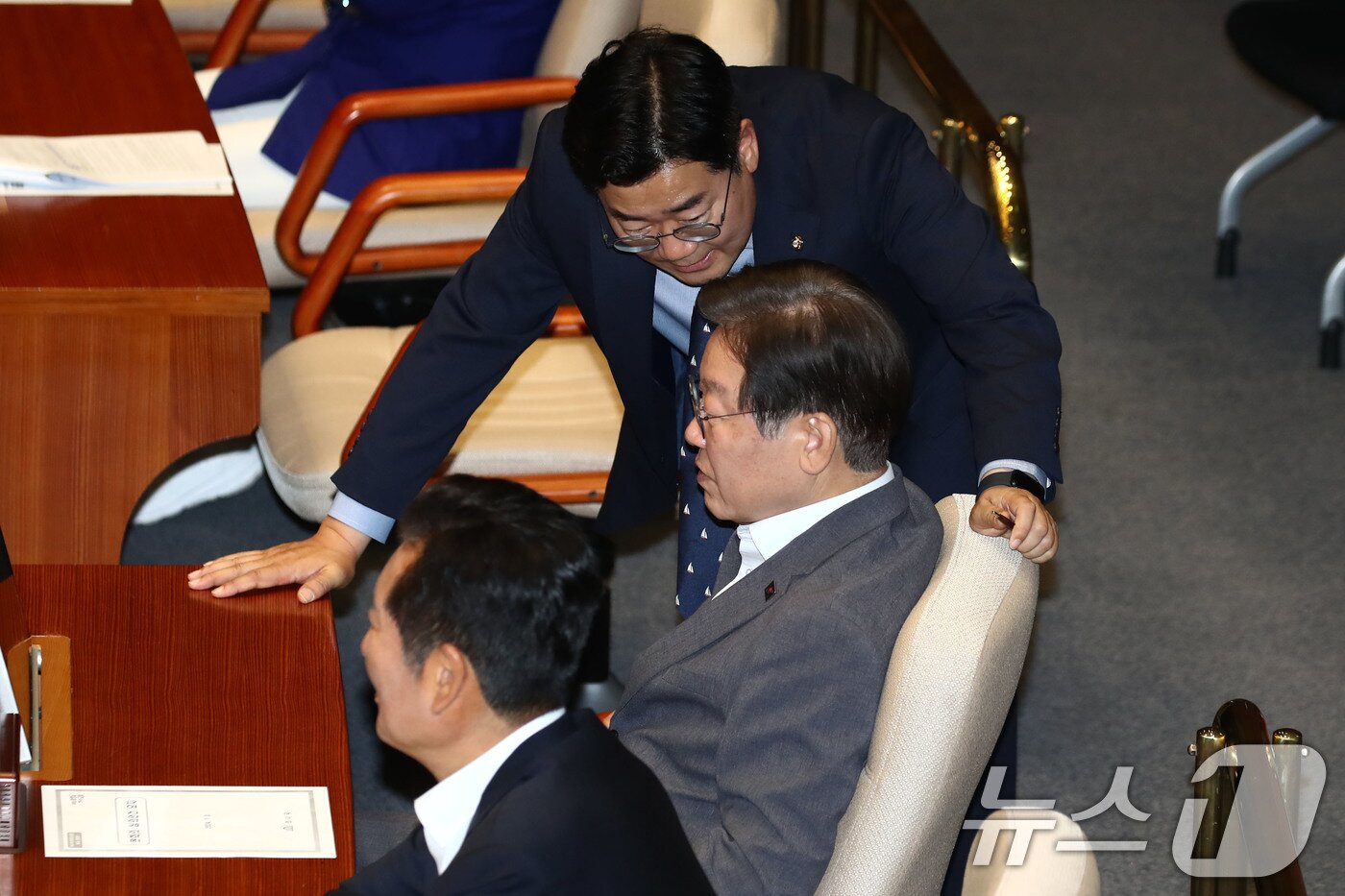 본문 이미지 - 이재명 더불어민주당 전 대표와 박찬대 당대표 직무대행 겸 원내대표가 3일 오후 서울 여의도 국회에서 열린 제415회 국회&#40;임시회&#41; 제5차 본회의 경제분야 대정부질문에서 대화하고 있다. 2024.7.3/뉴스1 ⓒ News1 이광호 기자