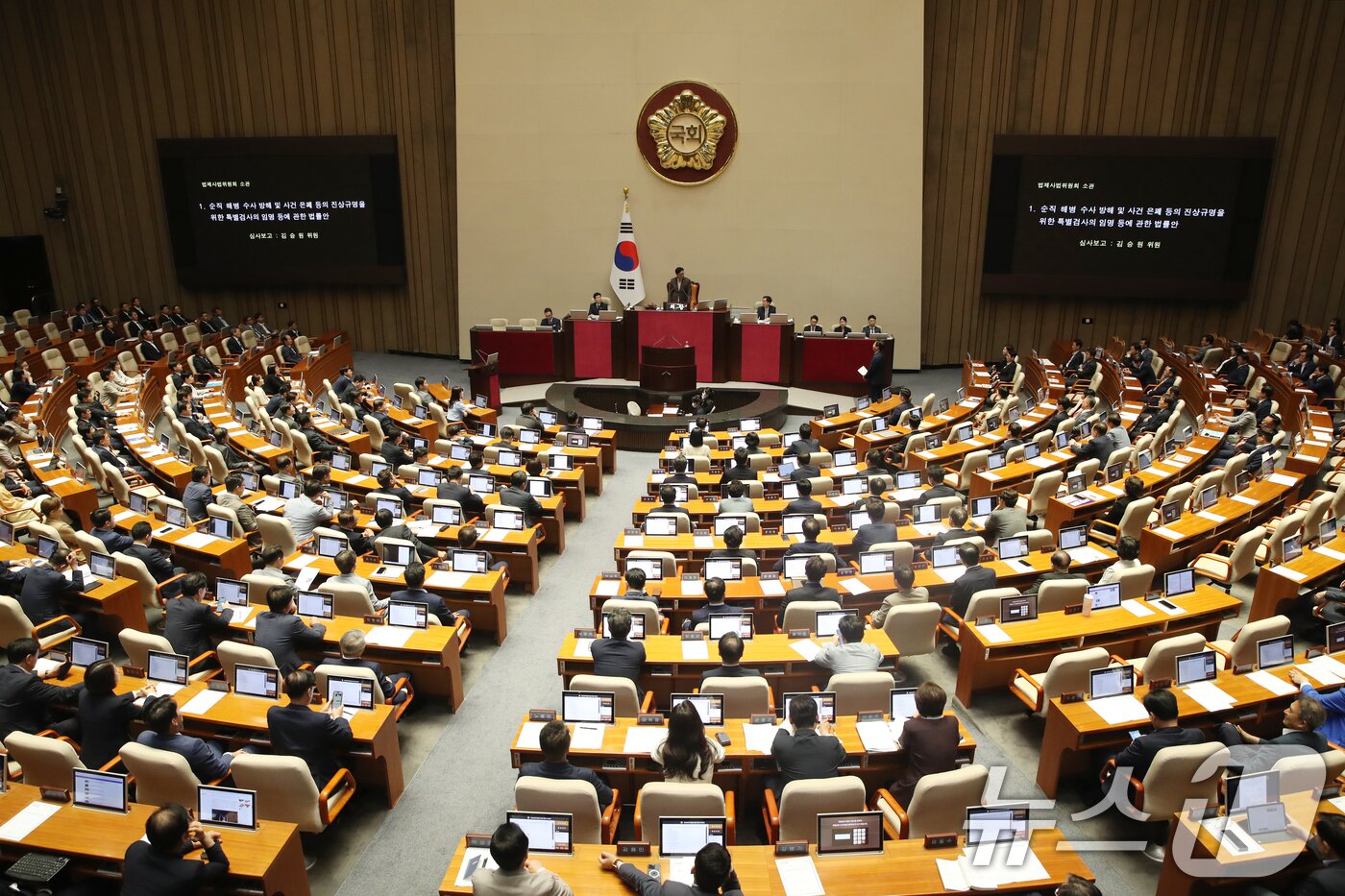 우원식 국회의장이 3일 오후 서울 여의도 국회에서 열린 제415회 국회&#40;임시회&#41; 제5차 본회의에서 순직 해병 수사 방해 및 사건 은폐 등의 진상규명을 위한 특별검사의 임명 등에 관한 법률안을 상정하고 있다. 2024.7.3/뉴스1 ⓒ News1 이광호 기자