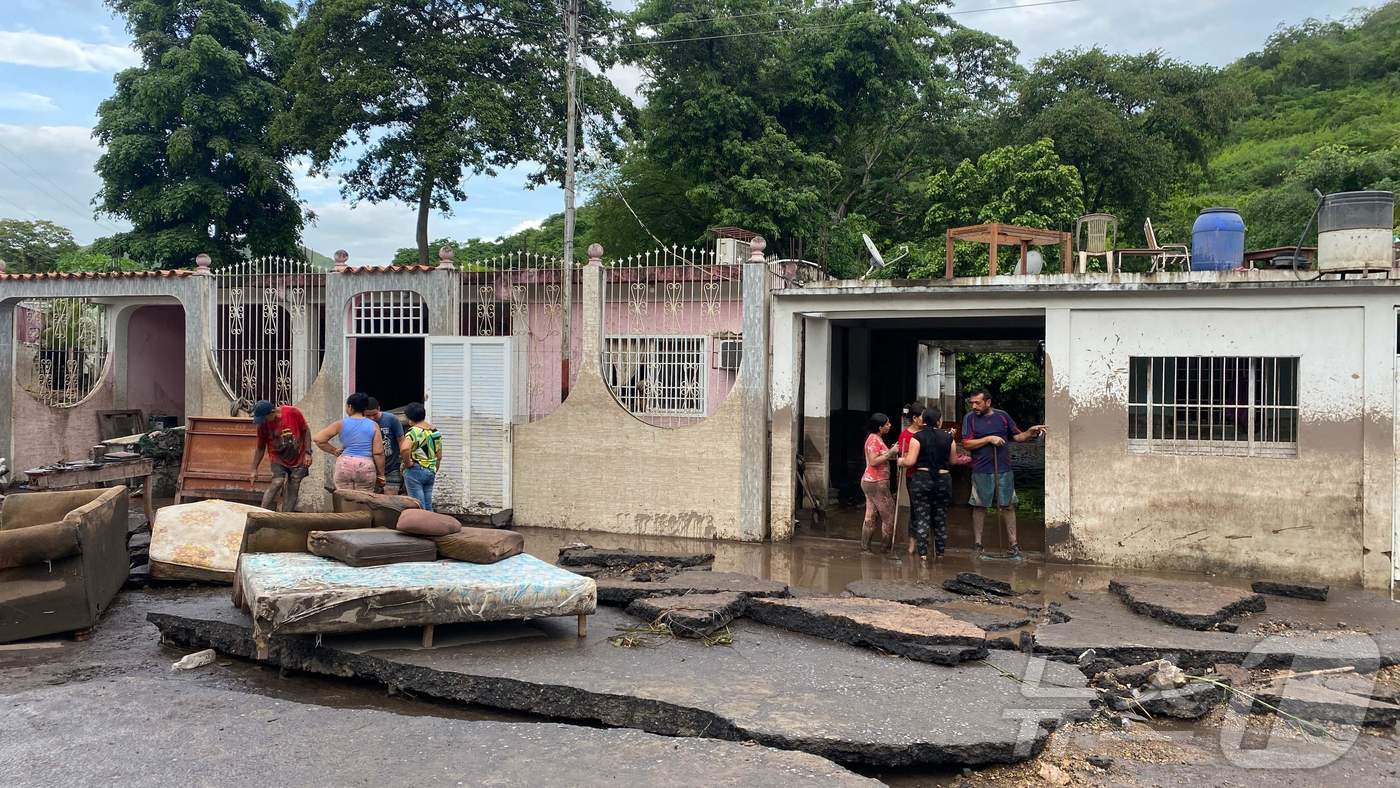(쿠마나코아 AFP=뉴스1) 조유리 기자 = 괴물 허리케인 '베릴'이 2일 (현지시간) 베네수엘라 수크레주 쿠마나에서 쿠마나코아로 향하는 도로를 휩쓸고 지나간 자리에 아스팔트가 사 …
