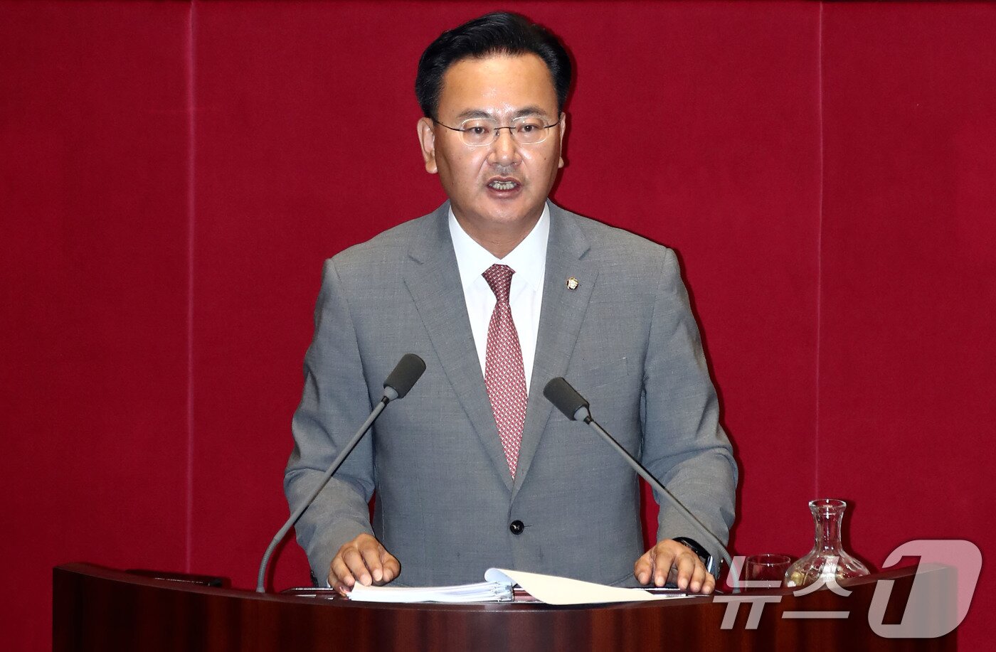 본문 이미지 - 유상범 국민의힘 의원이 3일 오후 서울 여의도 국회에서 열린 제415회 국회&#40;임시회&#41; 5차 본회의에서 법안 처리 저지를 위한 무제한토론&#40;필리버스터&#41;을 하고 있다. 2024.7.3/뉴스1 ⓒ News1 이광호 기자