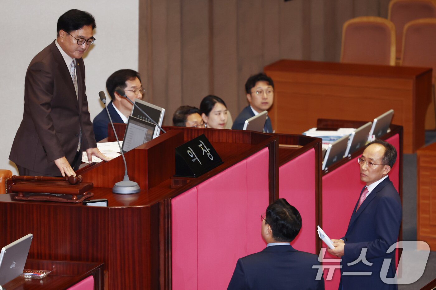 우원식 국회의장과 추경호 국민의힘 원내대표, 박찬대 더불어민주당 당대표 직무대행 겸 원내대표가 3일 오후 서울 여의도 국회에서 열린 제415회 국회&#40;임시회&#41; 제5차 본회의에서 논의하고 있다. 2024.7.3/뉴스1 ⓒ News1 김민지 기자