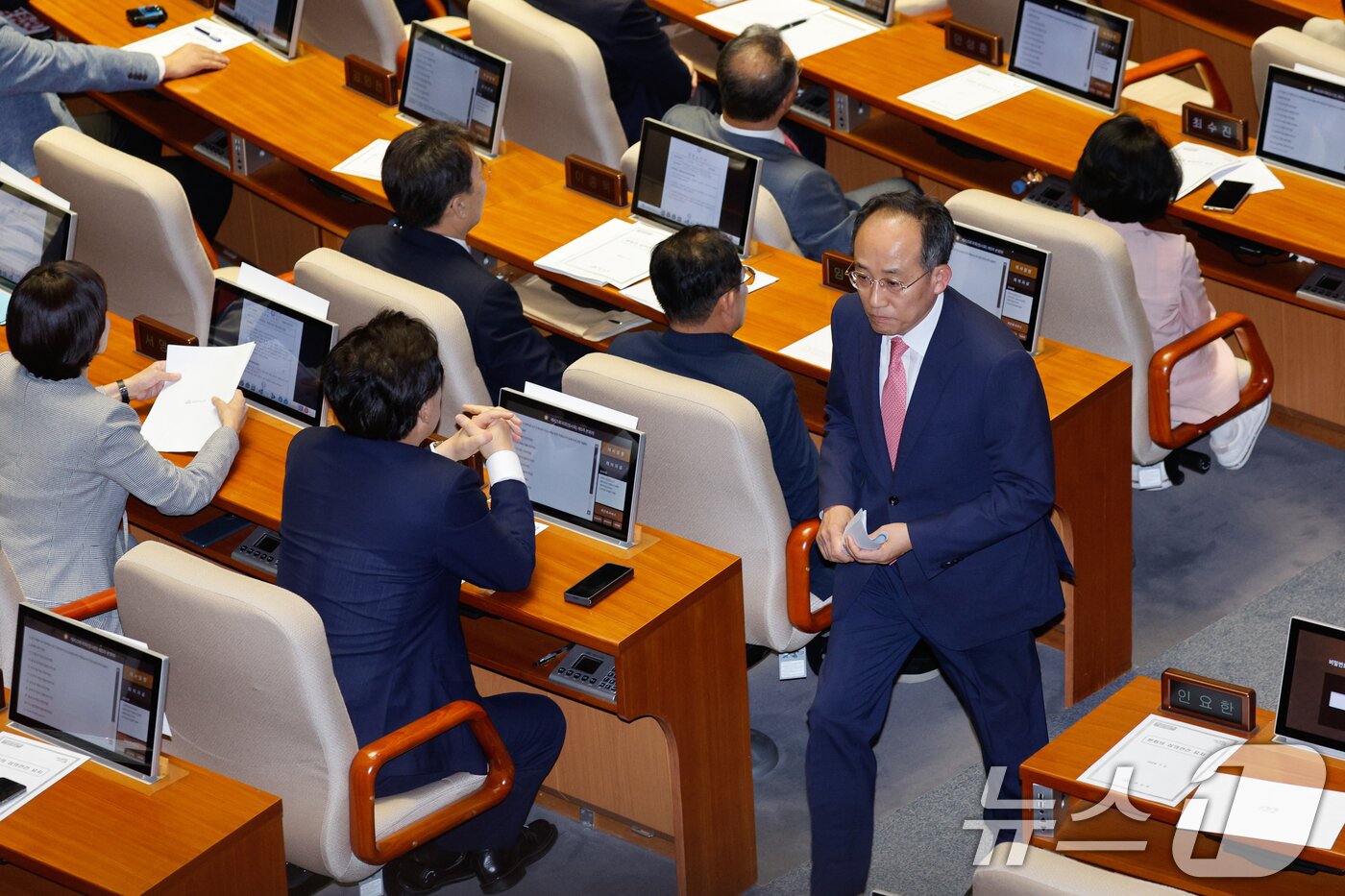 추경호 국민의힘 원내대표가 3일 오후 서울 여의도 국회에서 열린 제415회 국회&#40;임시회&#41; 5차 본회의에서 채상병 특검법 상정을 앞두고 항의하며 우원식 의장과 대화한 뒤 굳은 표정으로 자리로 향하고 있다. 2024.7.3/뉴스1 ⓒ News1 안은나 기자