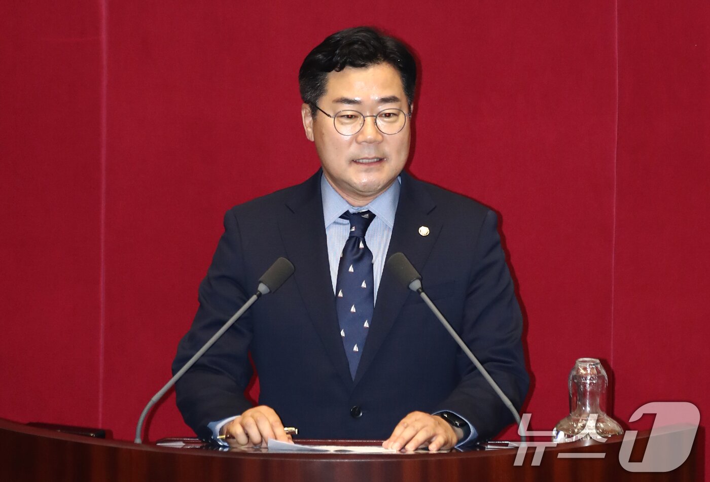 본문 이미지 - 박찬대 더불어민주당 당대표 직무대행 겸 원내대표가 3일 오후 서울 여의도 국회에서 열린 제415회 국회&#40;임시회&#41; 5차 본회의에서 의사진행발언을 하고 있다. 이날 본회의에서 채상병 특검법이 상정되며 예정됐던 경제 분야 대정부질문은 파행, 여당은 무제한토론&#40;필리버스터&#41;에 돌입했다. 2024.7.3/뉴스1 ⓒ News1 이광호 기자