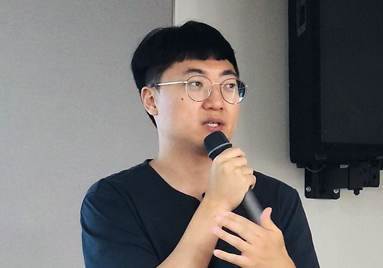 '충주맨' 김선태, BBQ 본사 찾았다…'치킨왕' 윤홍근 회장과 만남 주목