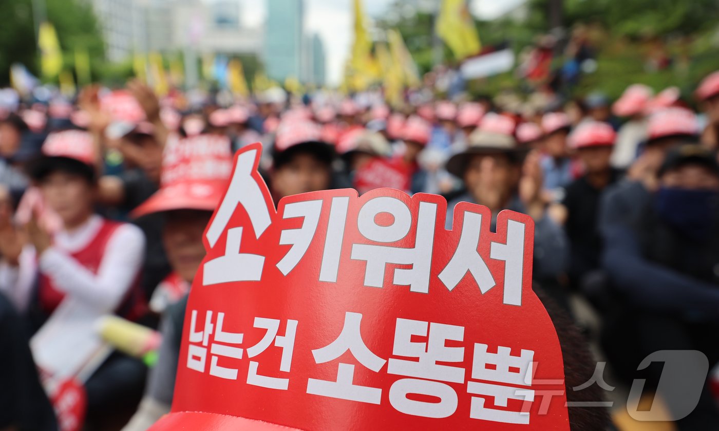 전국한우협회 회원들이 3일 서울 영등포구 국회 앞 의사당대로에서 한우산업 안정화 촉구 집회를 하고 있다. 2024.7.3/뉴스1 ⓒ News1 김도우 기자