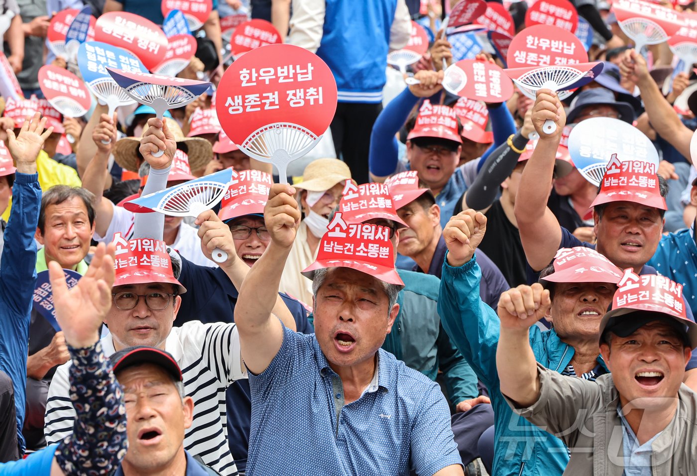 전국한우협회 회원들이 3일 서울 영등포구 국회 앞 의사당대로에서 열린 한우산업 안정화 촉구 집회에서 구호를 외치고 있다. 2024.7.3/뉴스1 ⓒ News1 김도우 기자