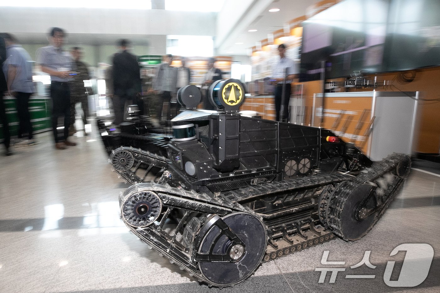 본문 이미지 - 3일 오후 서울 용산구 국방부에서 열린 국방 데이터‧인공지능 확산주간 전시에서 관계자가 협업 탐사 로봇을 시연하고 있다. 2024.7.3/뉴스1 ⓒ News1 이승배 기자