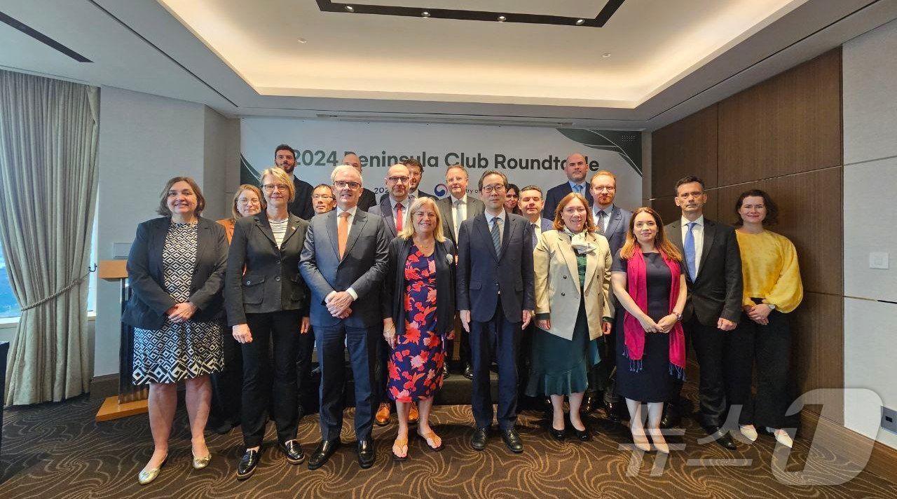 본문 이미지 - '한반도클럽' 소속 주한외교단.(외교부 제공)