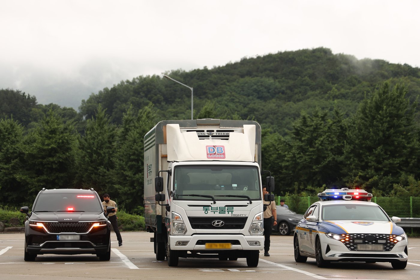 지난 2일 대구간송미술관 전시 예정 유물이 호송차량의 도움을 받아 대구간송미술관으로 향하고 있다. 문경휴게소에서 운반 차량과 호송 차량의 모습. 간송미술문화재단 제공.