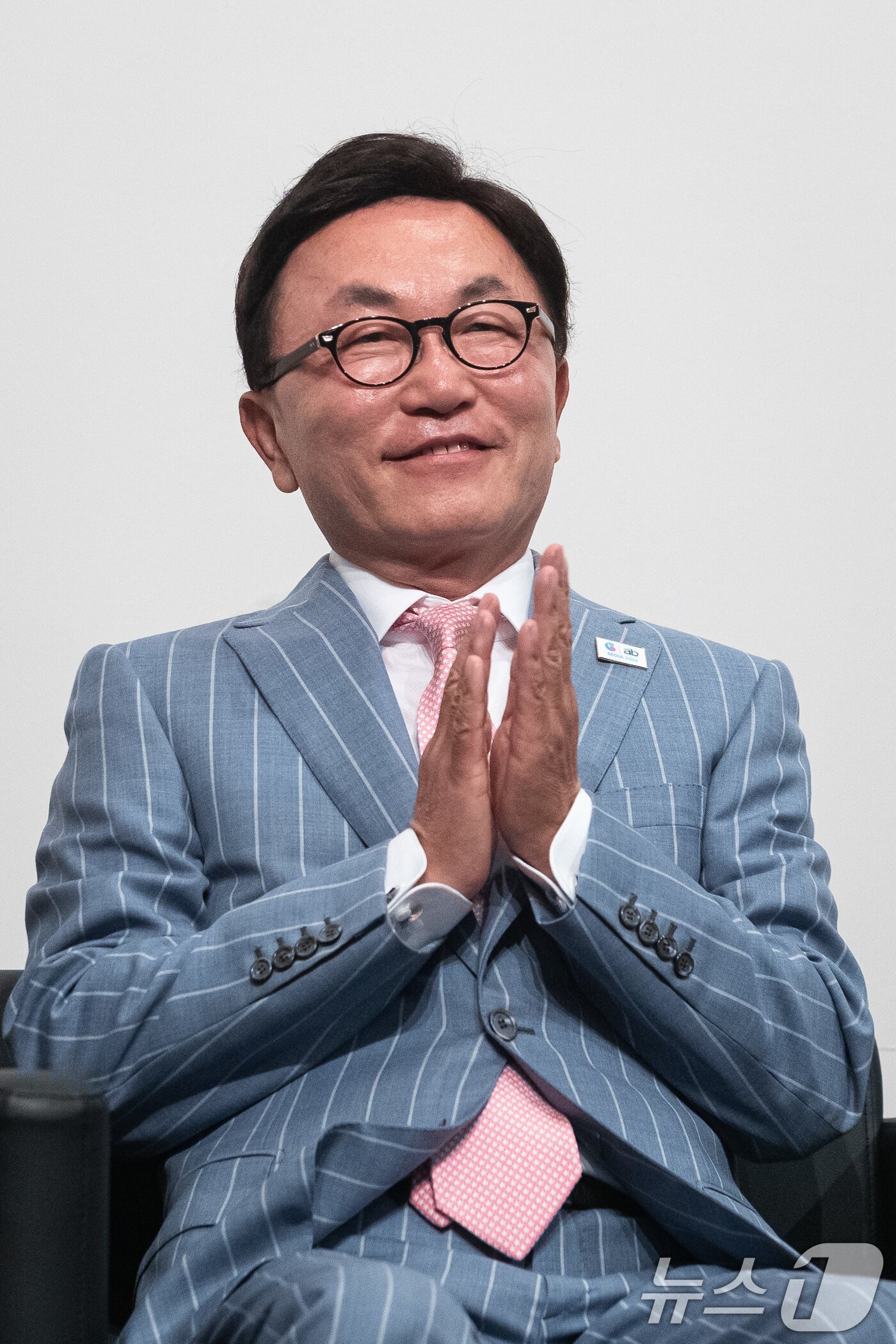 본문 이미지 - 박현주 미래에셋그룹 회장이 3일 서울 중구 롯데호텔에서 열린 국제경영학회&#40;AIB&#41; 연례 콘퍼런스에서 손뼉치고 있다. 박 회장은 이날 AIB 올해의 국제 최고경영자상을 수상했다. . 2024.7.3/뉴스1 ⓒ News1 유승관 기자