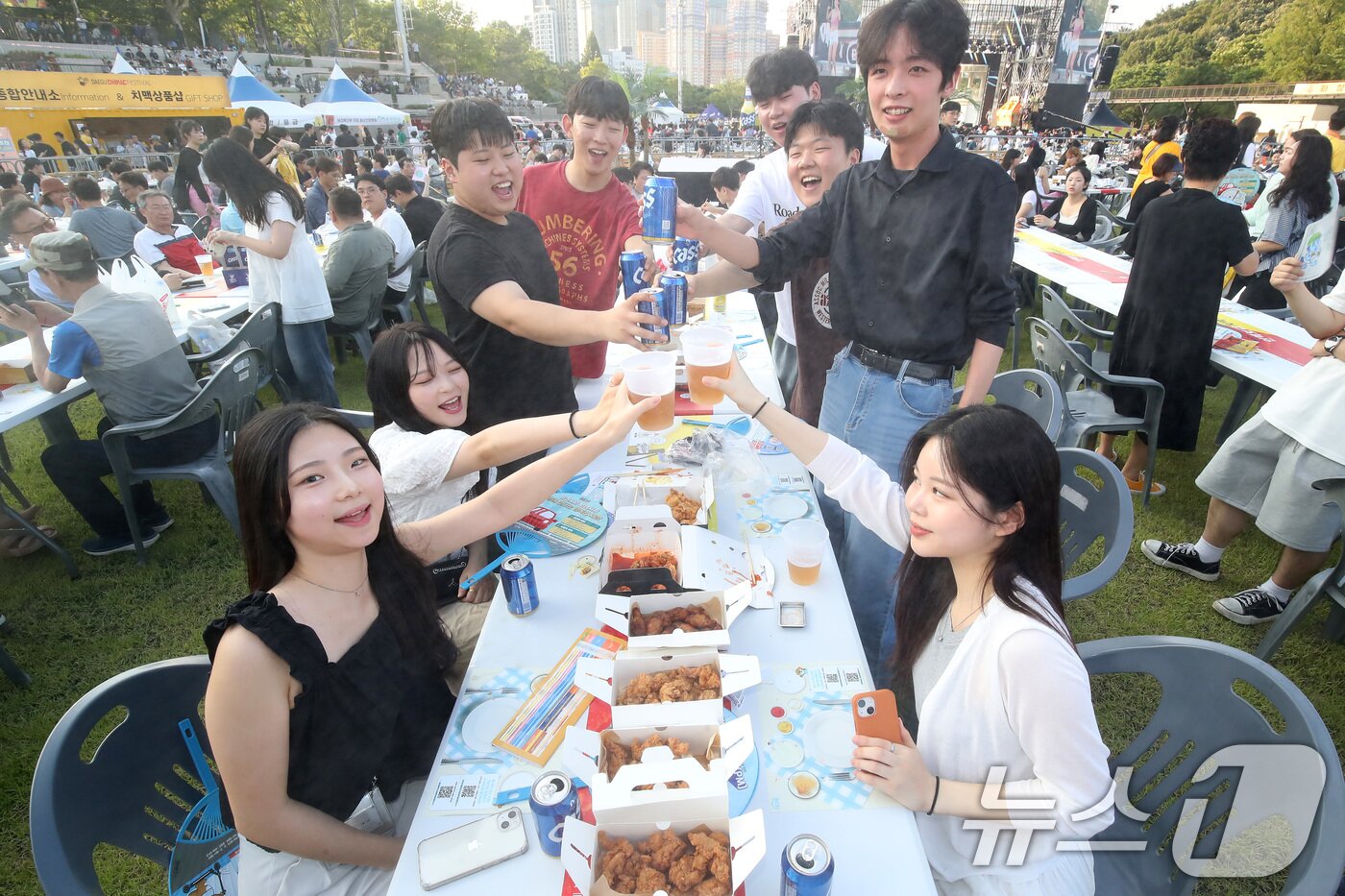 본문 이미지 - 3일 오후 대구 달서구 두류공원 2·28 자유광장에서 개막한 '2024 대구치맥페스티벌'을 찾은 시민들이 치킨과 맥주를 맛보며 즐거운 시간을 보내고 있다. 2024.7.3/뉴스1 ⓒ News1 공정식 기자