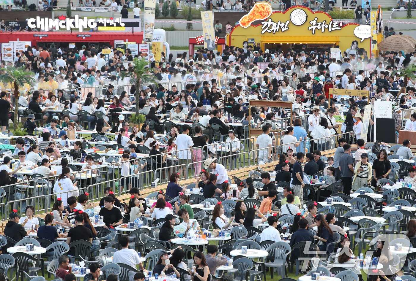 3일 오후 대구 달서구 두류공원 2·28 자유광장에서 개막한 &#39;2024 대구치맥페스티벌&#39;을 찾은 시민들이 치킨과 맥주를 맛보며 즐거운 시간을 보내고 있다. 2024.7.3/뉴스1 ⓒ News1 공정식 기자