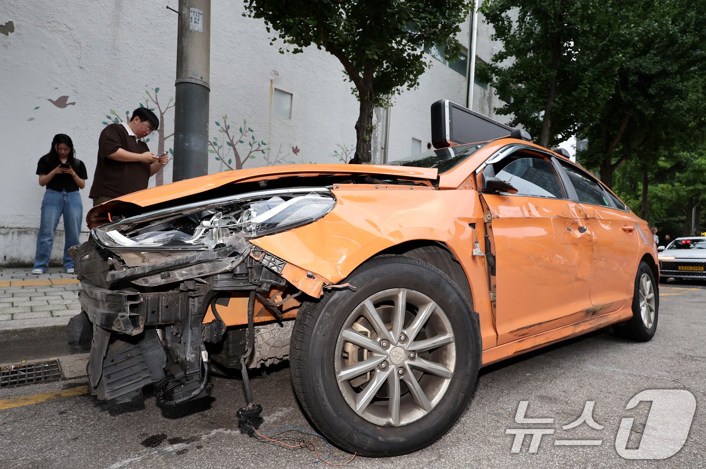 본문 이미지 - 3일 오후 서울 중구 국립중앙의료원 앞 도로변에 돌진 사고 피의자 택시가 세워져 있다.  2024.7.3/뉴스1 ⓒ News1 장수영 기자
