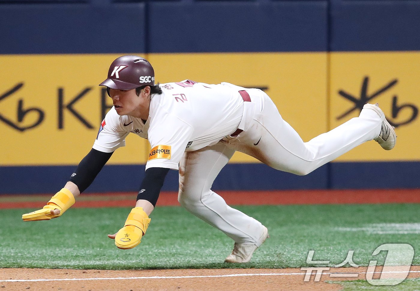 본문 이미지 - 3일 서울 구로구 고척스카이돔에서 열린 프로야구 2024 신한은행 SOL뱅크 KBO리그 LG 트윈스와 키움 히어로즈의 경기 3회말 1사 2루 상황 키움 송성문의 1타점 적시타에 김혜성이 홈으로 들어오고 있다. 2024.7.3/뉴스1 ⓒ News1 임세영 기자
