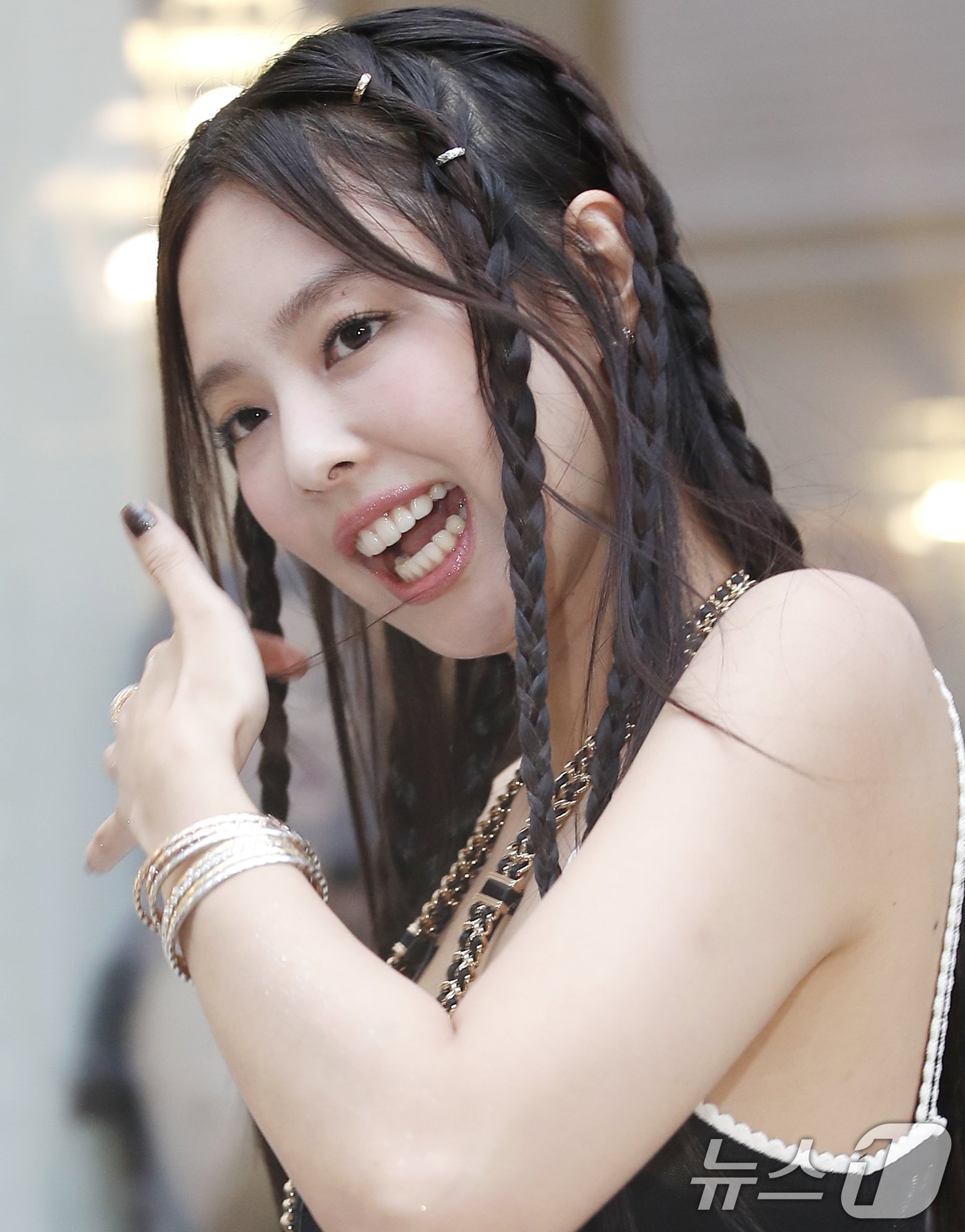 본문 이미지 - 블랙핑크 제니가 3일 서울 성동구 엔더슨씨 성수에서 열린 명품 브랜드 팝업 포토월 행사에서 미소를 짓고 있다. ⓒ News1 권현진 기자