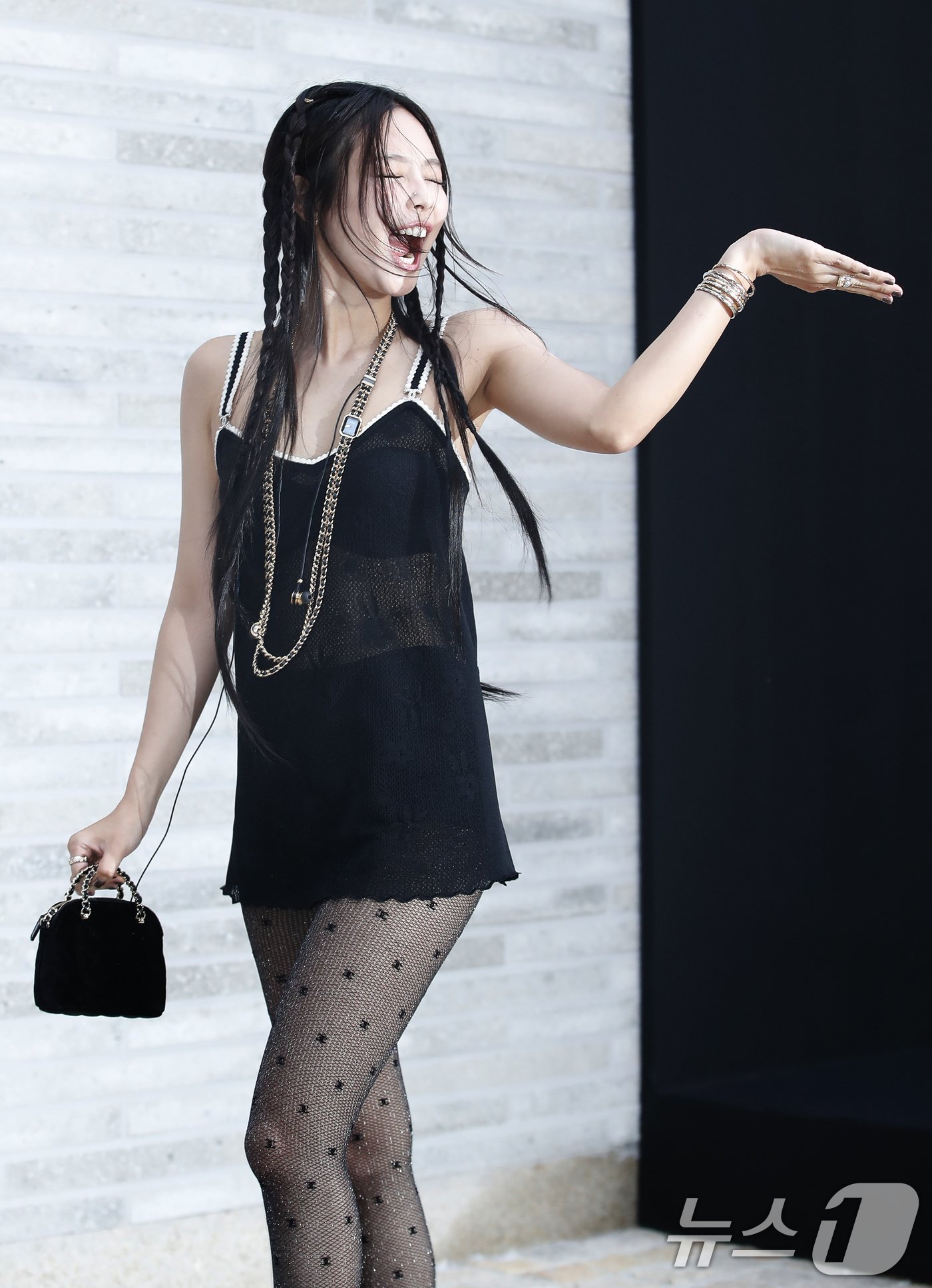 본문 이미지 - 블랙핑크 제니가 3일 서울 성동구 엔더슨씨 성수에서 열린 명품 브랜드 팝업 포토월 행사에서 손 키스를 보내고 있다. ⓒ News1 권현진 기자