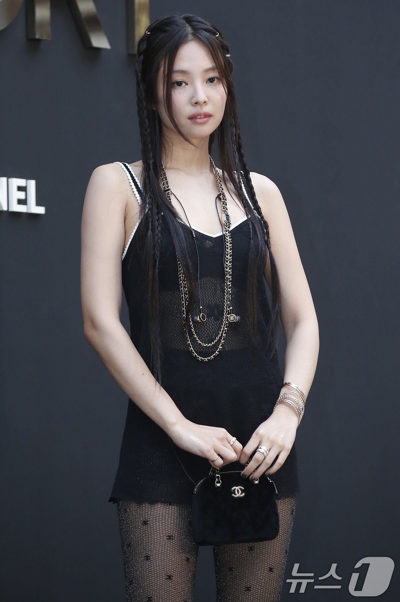 본문 이미지 - 블랙핑크 제니가 3일 서울 성동구 엔더슨씨 성수에서 열린 명품 브랜드 팝업 포토월 행사에서 포즈를 취하고 있다. ⓒ News1 권현진 기자