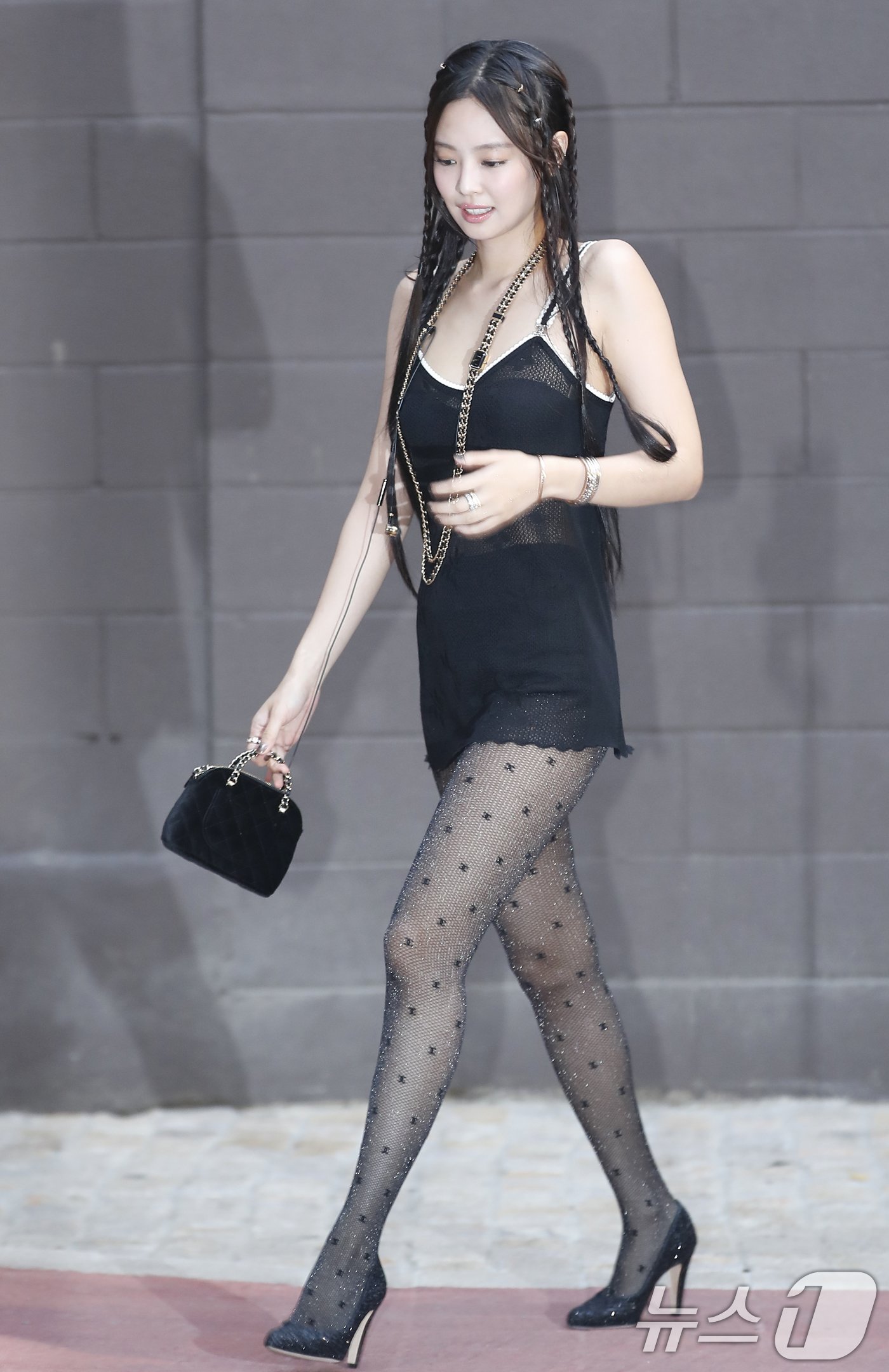 본문 이미지 - 블랙핑크 제니가 3일 서울 성동구 엔더슨씨 성수에서 열린 명품 브랜드 팝업 포토월 행사에 참석하고 있다. ⓒ News1 권현진 기자