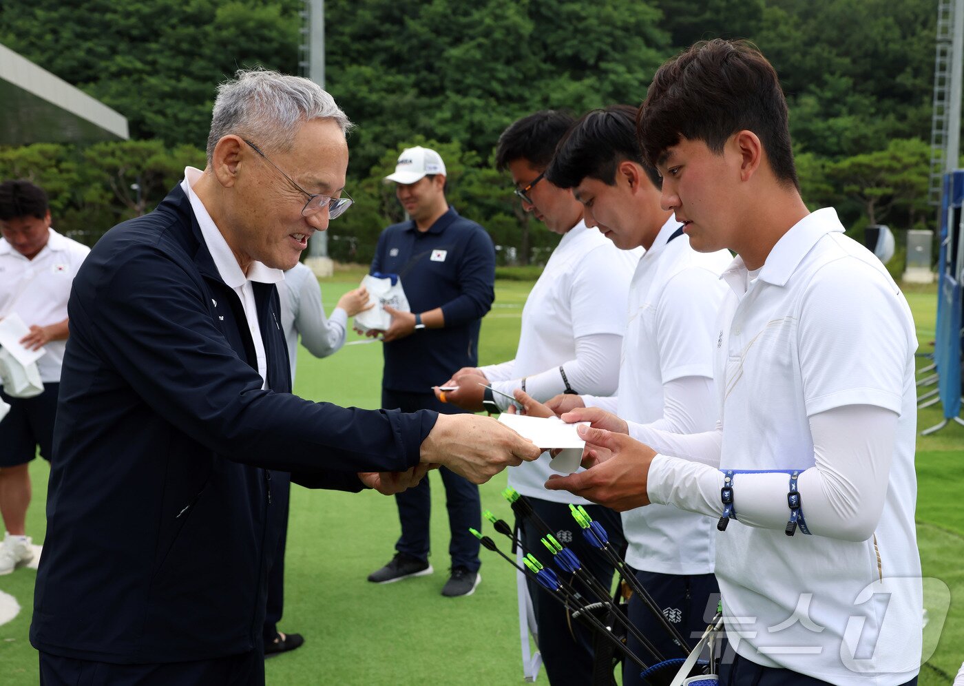 유인촌 문화체육관광부 장관이 충북 진천 국가대표선수촌을 방문해 ‘2024 파리 하계올림픽’을 대비한 ‘양궁 국가대표 2차 스페셜 매치’를 관람하고 국가대표 선수 개개인별로 직접 쓴 응원 편지를 전달하고 있다. &#40;문화체육관광부 제공&#41; 2024.6.3/뉴스1