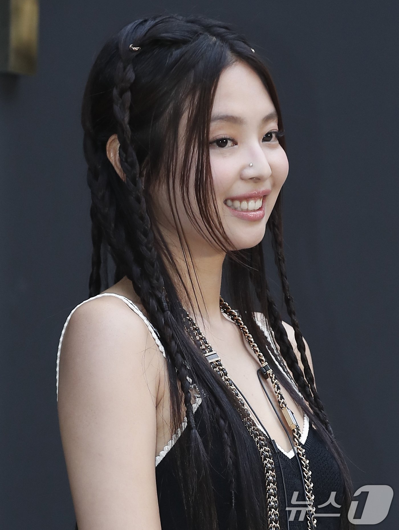 본문 이미지 - 블랙핑크 제니가 3일 서울 성동구 엔더슨씨 성수에서 열린 명품 브랜드 팝업 포토월 행사에서 미소를 짓고 있다. ⓒ News1 권현진 기자