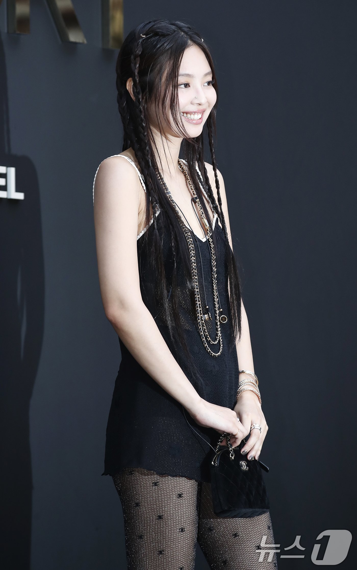 본문 이미지 - 블랙핑크 제니가 3일 서울 성동구 엔더슨씨 성수에서 열린 명품 브랜드 팝업 포토월 행사에서 미소를 짓고 있다. ⓒ News1 권현진 기자