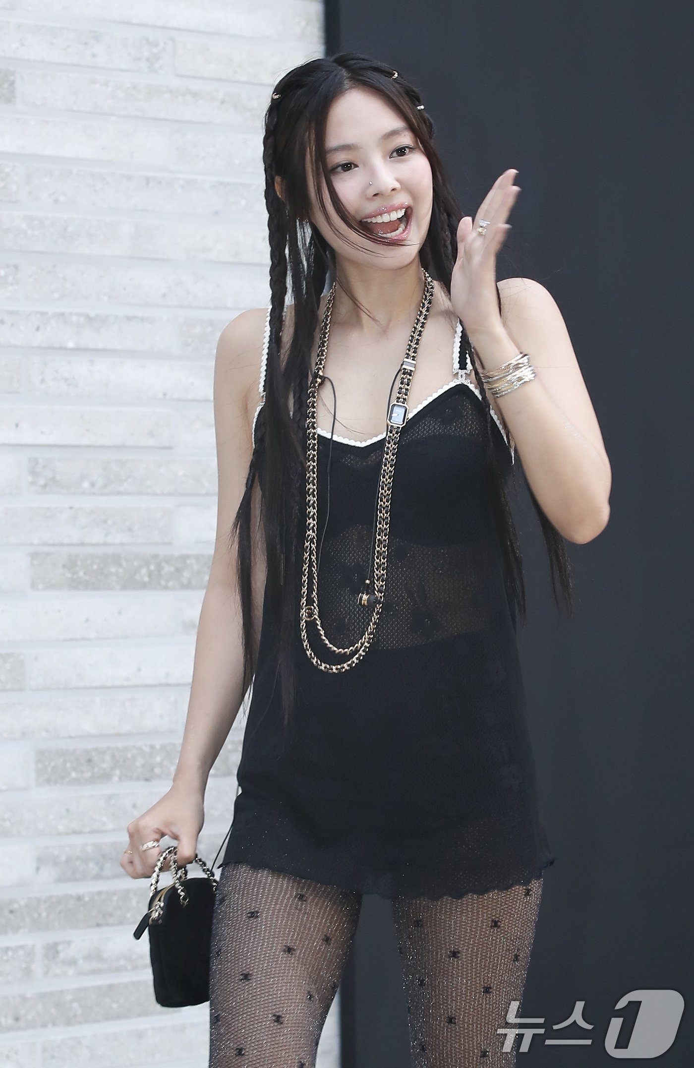 본문 이미지 - 블랙핑크 제니가 3일 서울 성동구 엔더슨씨 성수에서 열린 명품 브랜드 팝업 포토월 행사에서 손 키스를 보내고 있다. ⓒ News1 권현진 기자