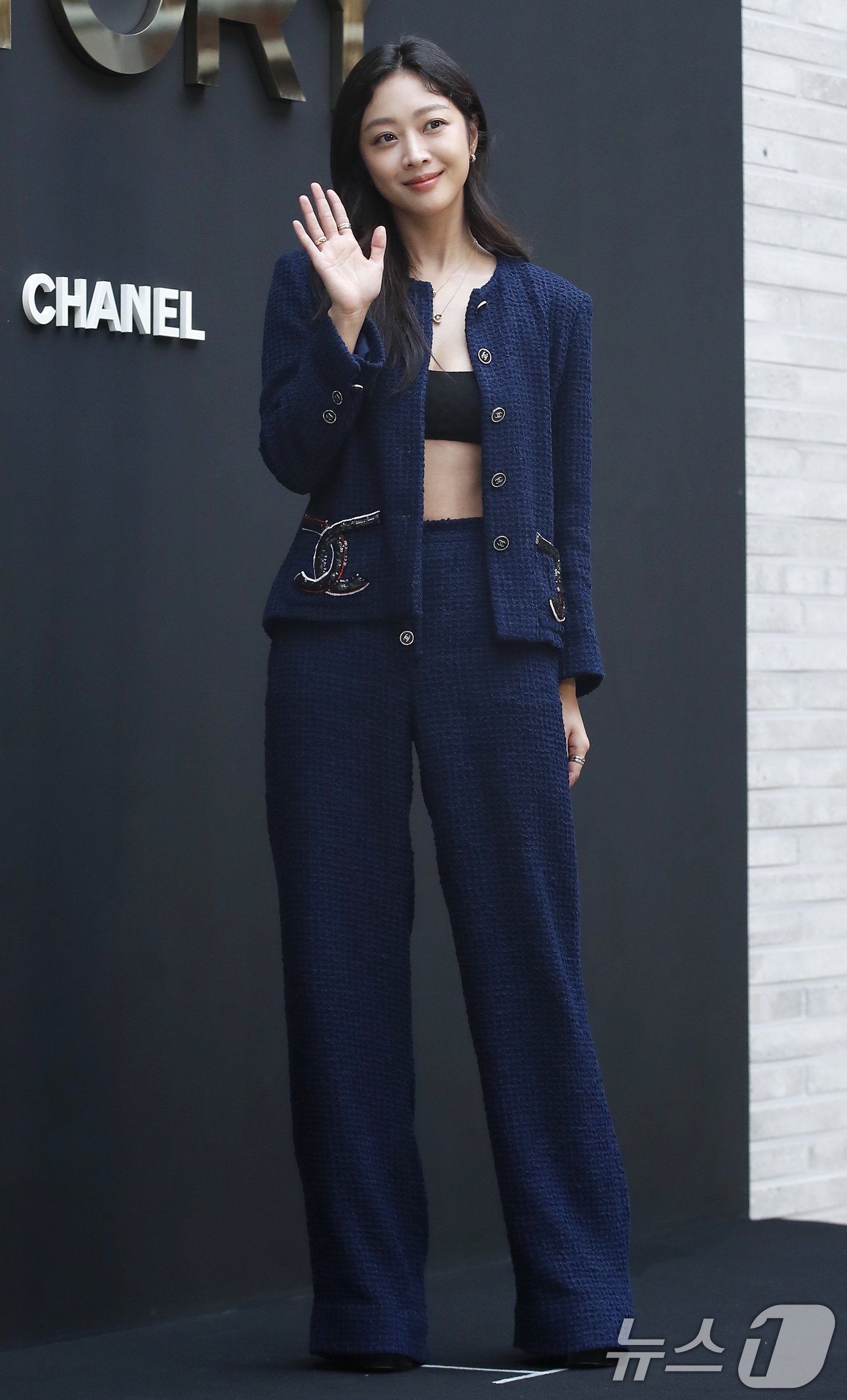 본문 이미지 - 배우 조보아가 3일 서울 성동구 엔더슨씨 성수에서 열린 명품 브랜드 팝업 포토월 행사에서 손 인사를 하고 있다. ⓒ News1 권현진 기자