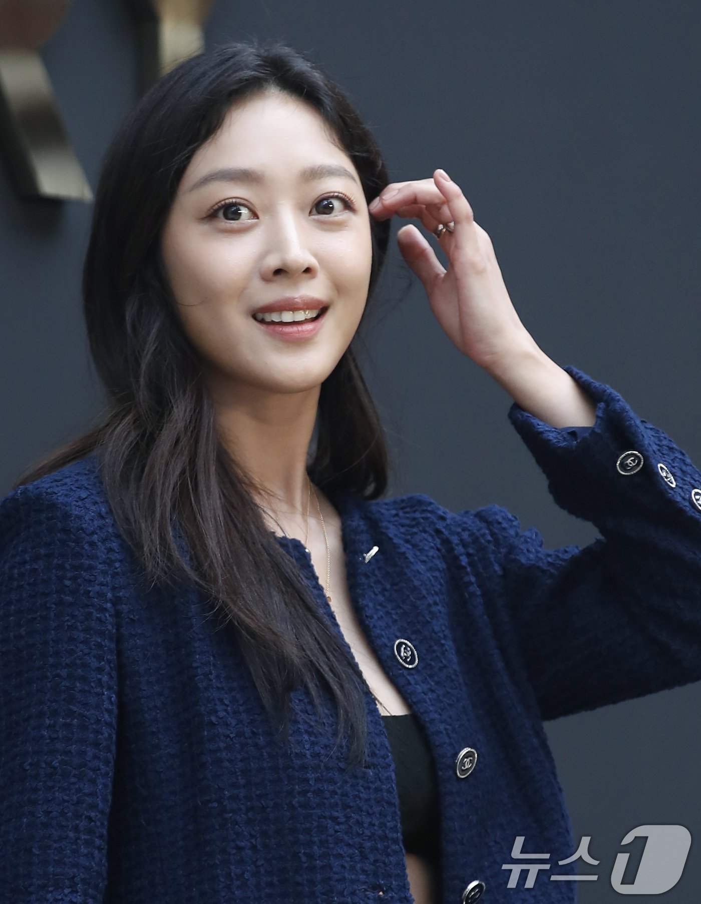 본문 이미지 - 배우 조보아가 3일 서울 성동구 엔더슨씨 성수에서 열린 명품 브랜드 팝업 포토월 행사에서 매력을 발산하고 있다. ⓒ News1 권현진 기자