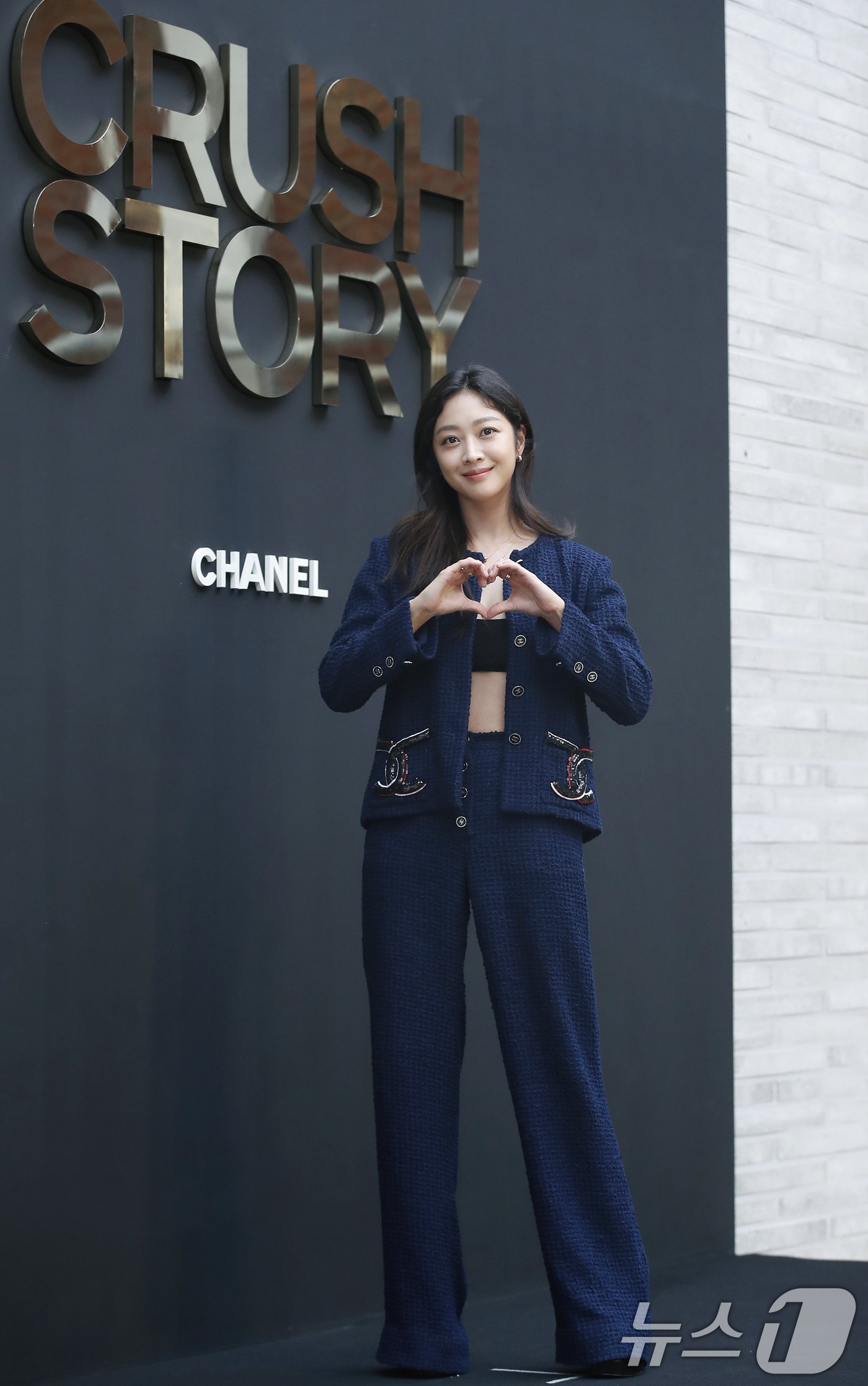 본문 이미지 - 배우 조보아가 3일 서울 성동구 엔더슨씨 성수에서 열린 명품 브랜드 팝업 포토월 행사에서 사랑스러운 포즈를 취하고 있다. ⓒ News1 권현진 기자