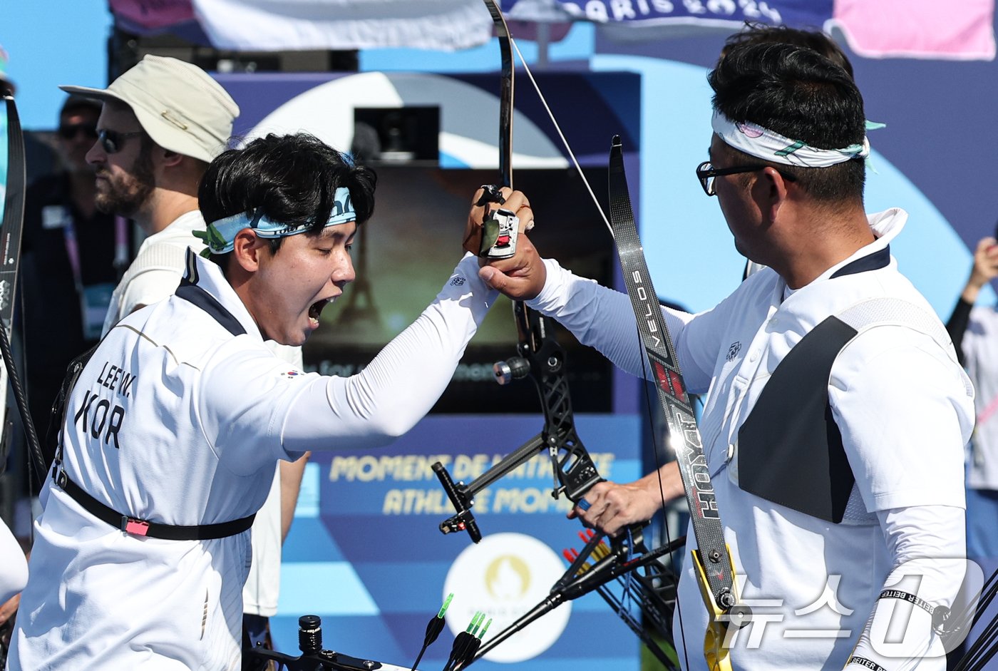 대한민국 양궁대표팀 이우석이 30일&#40;한국시간&#41; 프랑스 파리 앵발리드에서 열린 2024 파리올림픽 양궁 남자 단체전 결승 프랑스와의 경기에서 포효하고 있다. 2024.7.30/뉴스1 ⓒ News1 박정호 기자