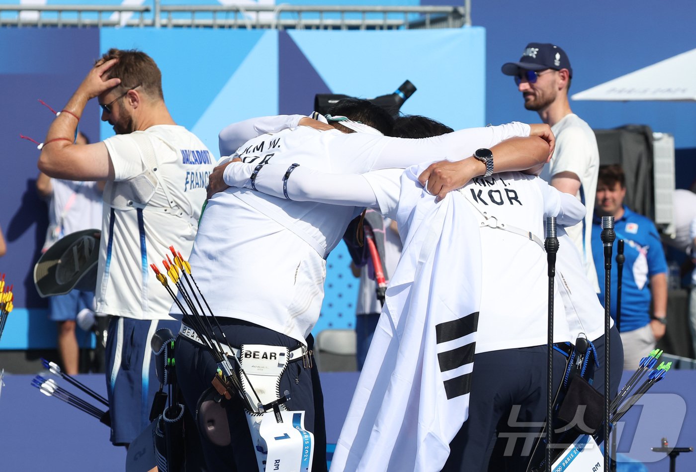 본문 이미지 - 대한민국 양궁대표팀 김우진, 이우석, 김제덕이 30일&#40;한국시간&#41; 프랑스 파리 앵발리드에서 열린 2024 파리올림픽 양궁 남자 단체전 결승 프랑스와의 경기에서 금메달을 확정지은 후 기뻐하고 있다. 2024.7.30/뉴스1 ⓒ News1 박정호 기자