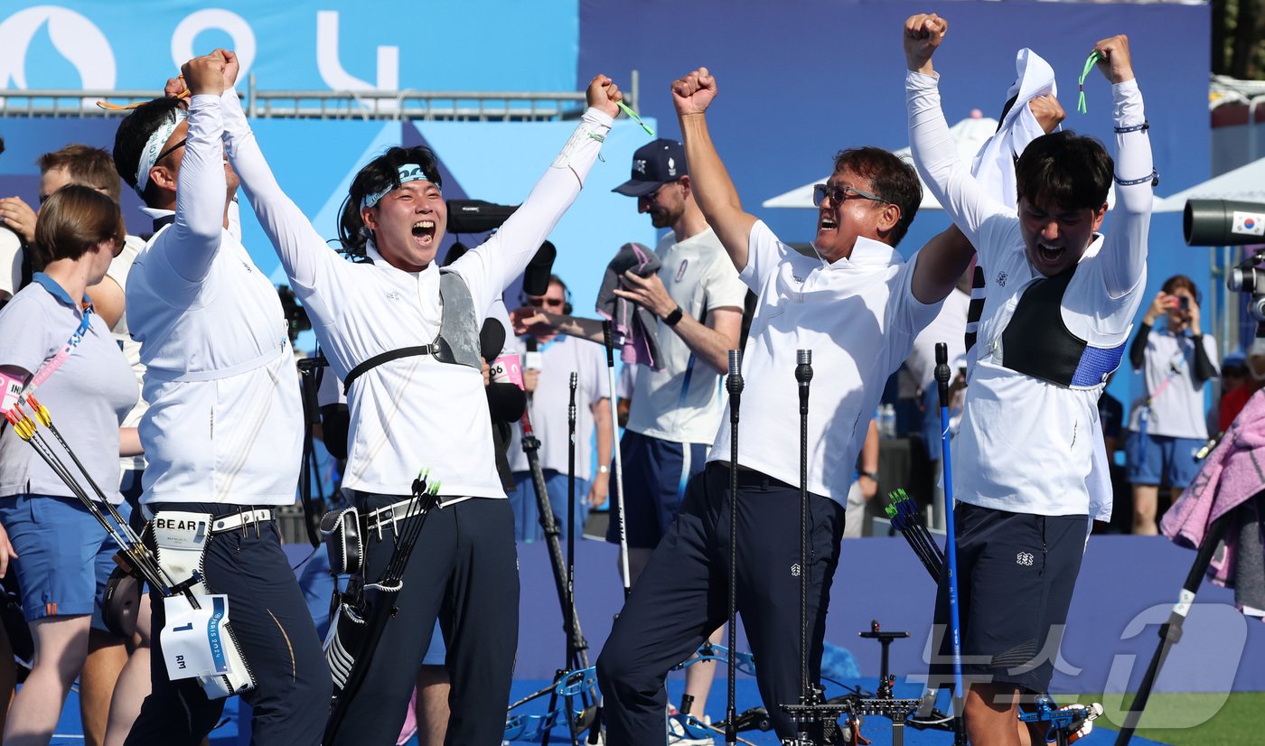 본문 이미지 - 대한민국 양궁대표팀 김우진, 이우석, 김제덕, 박성수 감독이 30일(한국시간) 프랑스 파리 앵발리드에서 열린 2024 파리올림픽 양궁 남자 단체전 결승 프랑스와의 경기에서 금메달을 확정지은 후 기뻐하고 있다. 2024.7.30/뉴스1 ⓒ News1 박정호 기자