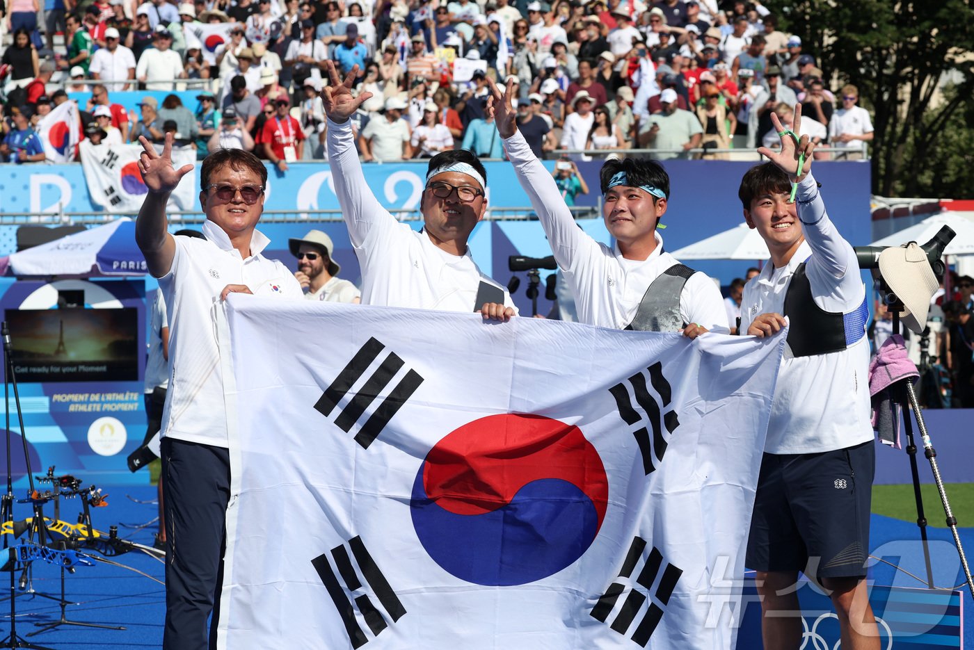 대한민국 양궁대표팀 박성수 감독, 김우진, 이우석, 김제덕이 30일&#40;한국시간&#41; 프랑스 파리 앵발리드에서 열린 2024 파리올림픽 양궁 남자 단체전 결승 프랑스와의 경기에서 금메달을 확정지은 후 기뻐하고 있다. 2024.7.30/뉴스1 ⓒ News1 박정호 기자