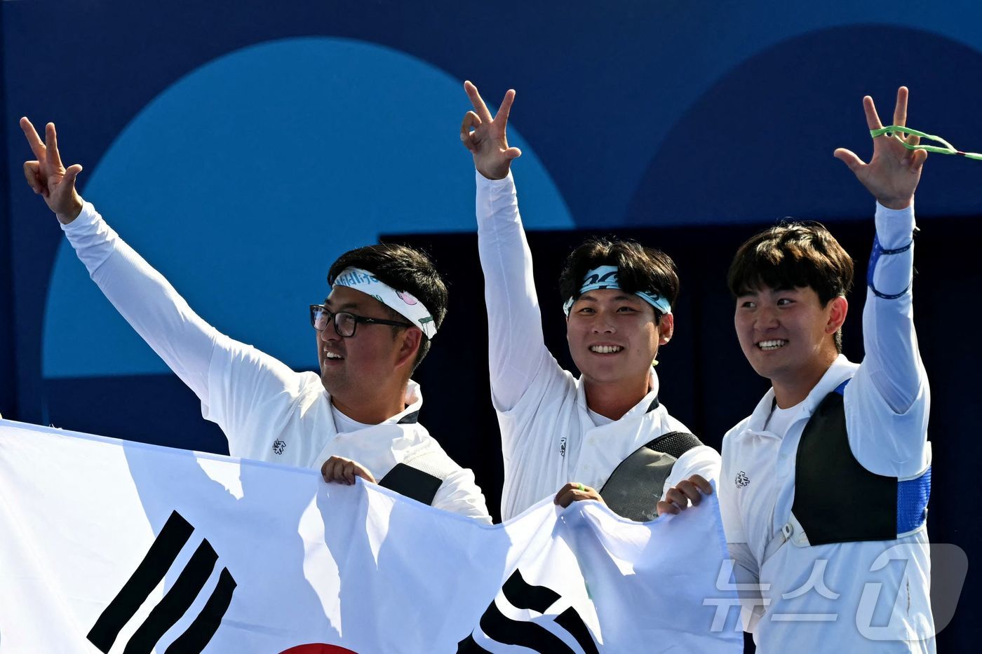 (파리 AFP=뉴스1) 김종훈기자 = 대한민국 양궁대표팀 김제덕(오른쪽부터), 이우석, 김우진 '3총사'가 30일(한국시간) 프랑스 파리 앵발리드에서 열린 2024 파리올림픽 양궁 …