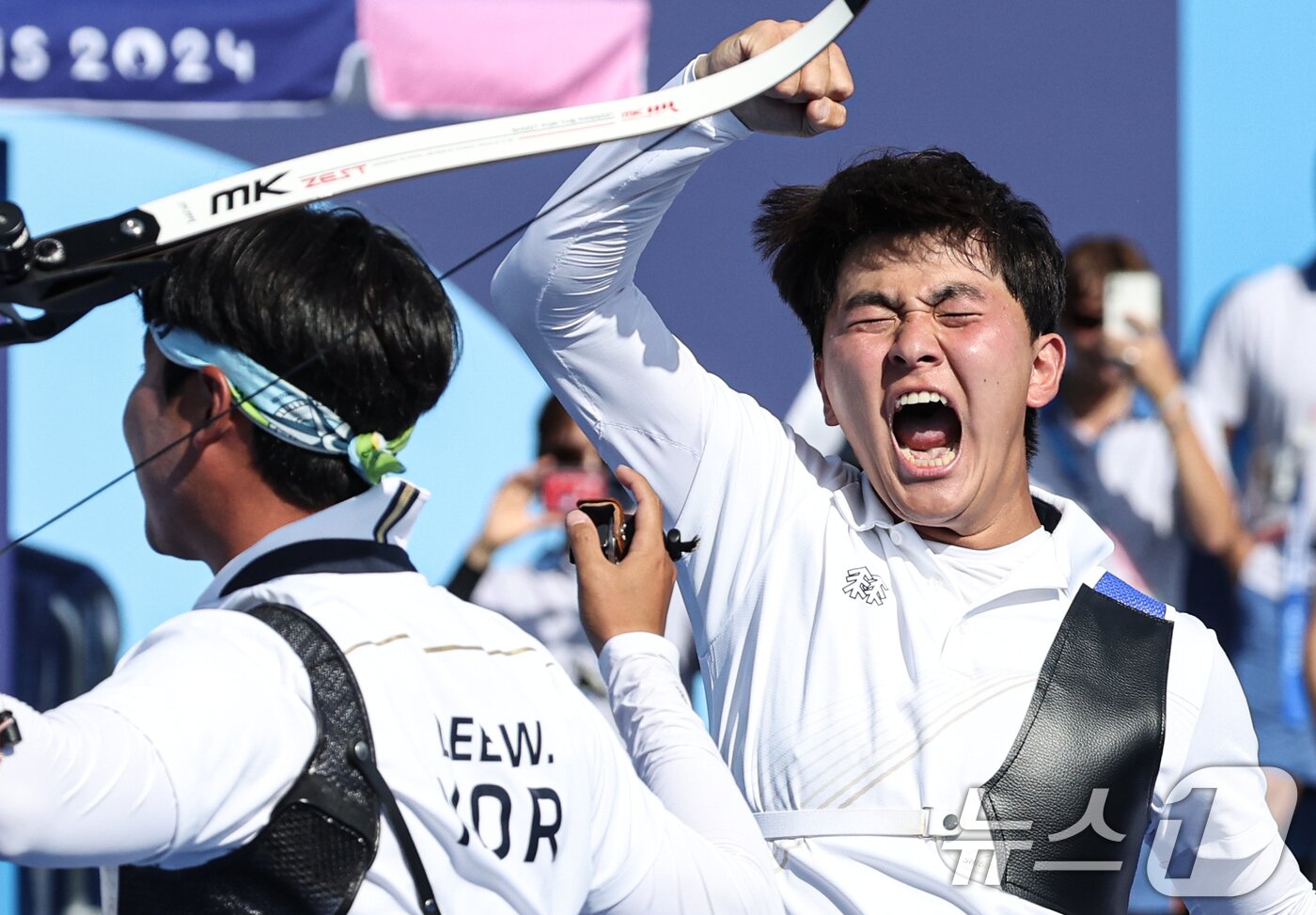 본문 이미지 - 대한민국 양궁대표팀 김우진, 김제덕, 이우석이 30일(한국시간) 프랑스 파리 앵발리드에서 열린 2024 파리올림픽 양궁 남자 단체전 결승 프랑스와의 경기에서 금메달을 획득한 후 기뻐하고 있다. 2024.7.30/뉴스1 ⓒ News1 박정호 기자