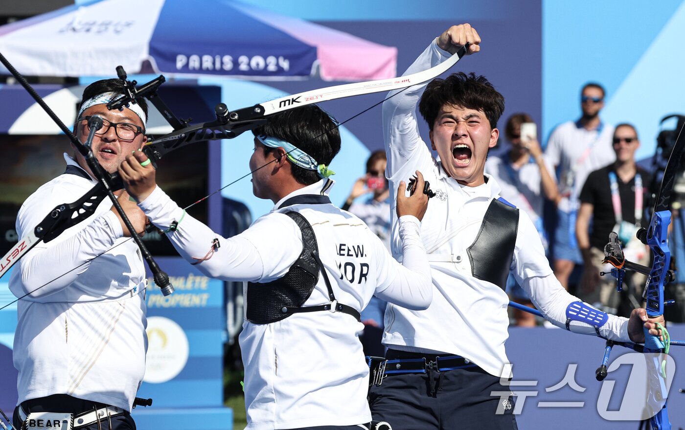 본문 이미지 - 대한민국 양궁대표팀 김우진, 김제덕, 이우석이 30일&#40;한국시간&#41; 프랑스 파리 앵발리드에서 열린 2024 파리올림픽 양궁 남자 단체전 결승 프랑스와의 경기에서 금메달을 획득한 후 기뻐하고 있다. 2024.7.30/뉴스1 ⓒ News1 박정호 기자