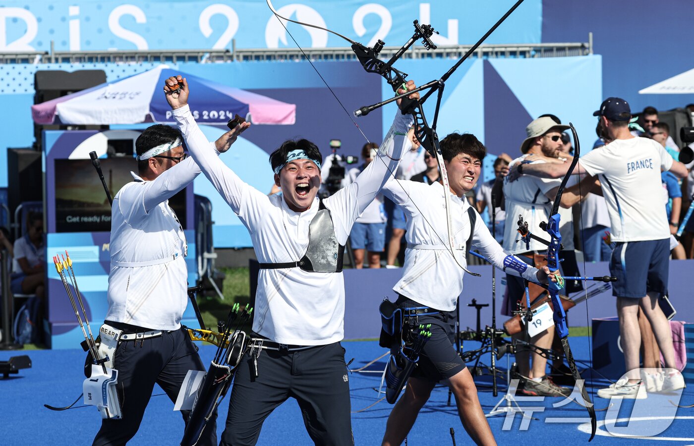 대한민국 양궁대표팀 김우진, 김제덕, 이우석, 박성수 감독이 30일&#40;한국시간&#41; 프랑스 파리 앵발리드에서 열린 2024 파리올림픽 양궁 남자 단체전 결승 프랑스와의 경기에서 금메달을 확정지은 후 기뻐하고 있다. 2024.7.30/뉴스1 ⓒ News1 박정호 기자